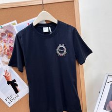 🆕DIOR 胸口刺绣徽章短袖T恤永远不会过时的纯白基础款,却藏满迪奥专属精致格调✨甄选高支精梳棉面料触感 🆕DIOR 胸口刺绣徽章短袖T恤永远不会过时的纯白基础款,却藏满迪奥专属精致格调✨甄选高支精梳棉面料触感