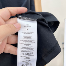 🆕DIOR 胸口刺绣徽章短袖T恤永远不会过时的纯白基础款,却藏满迪奥专属精致格调✨甄选高支精梳棉面料触感 🆕DIOR 胸口刺绣徽章短袖T恤永远不会过时的纯白基础款,却藏满迪奥专属精致格调✨甄选高支精梳棉面料触感
