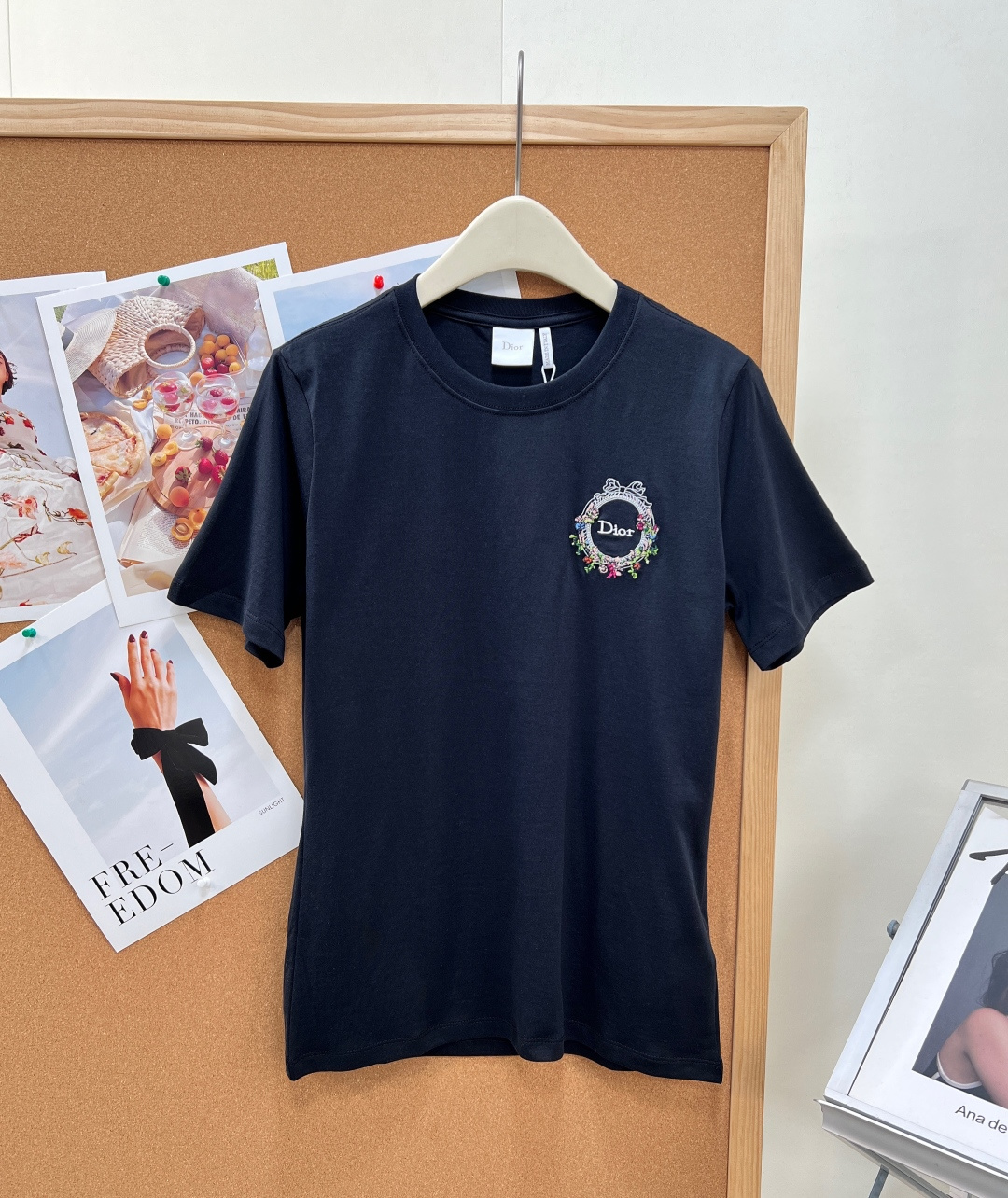 NO:871589,DIOR short-sleeved T-shirt with embroidered badge on the chest. A pure white basic that will never go out of style, but full of Dior’s exclusive exquisite style. Selected high-count combed cotton fabric that feels soft and skin-friendly. Classic and simple round neck design fits the neck line and modifies the proportions of the head and face. It is comfortable to wear and take off every day. Exclusive vintage wreath badge embroidery on the chest. Three-dimensional and neat threads, the brand logo is low-key and exquisite, just the right sense of nobility and luxury. Clean and relaxed shoulders.  Just the right amount to hide the flesh, making you look slim without being bloated. The upper body is casual and lazy, neat and elegant. It can be worn for daily commuting, shopping and dating, and leisure travel. Pure and high-end off-white background color, clean and elegant. Garland badge embroidery on the chest, low-key luxury and recognizable. High-weight cotton fabric, breathable and skin-friendly, online texture, slightly loose slim fit, tolerant of all body types, clean and elegant at first glance | Pure cream white background, gentle and brightening the skin tone  The hand-made vintage embroidered badge on the chest is exquisitely hemmed, and the brand heritage is engraved in a low-key manner. The white T-shirt can be worn with eyes closed. One piece can provide a high-end look for the entire summer, a classic and versatile style that will never go out of style!  Three standards are complete, two colors are outstanding!  Size sml,,dior,dior,T-shirt,tees,t-shirt,19860909DIOR 胸口刺绣徽章短袖T恤 永远不会过时的纯白基础款,却藏满迪奥专属精致格调 甄选高支精梳棉面料触感软糯亲肤 经典简约圆领设计 贴合颈部线条,修饰头脸比例 日常穿脱舒适自在 胸口专属复古花环徽章刺绣 立体工整走线,品牌标识低调精致,恰到好处的显贵高级感 利落正肩微宽松版型 恰到好处的余量,藏肉显瘦不臃肿 上身随性慵懒,利落又大气 日常通勤、逛街约会、休闲出行都能穿 纯净高级米白底色 干净又显气质 胸口花环徽章刺绣 低调奢华辨识度拉满 高克重棉质面料 透气亲肤 质感在线 微宽松修身剪裁 包容各种身材 一眼干净显贵｜纯净奶油白底色,温柔又提亮肤色 胸前手工感复古刺绣徽章 精致锁边,低调镌刻品牌底蕴 白T控闭眼冲,一件就能承包整个夏天的高级感经典百搭不过时！三标齐全,两色出！ 尺码sml,,dior,dior,T-shirt,tees，t-shirt,,Women's clothing