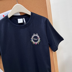 🆕DIOR 胸口刺绣徽章短袖T恤永远不会过时的纯白基础款,却藏满迪奥专属精致格调✨甄选高支精梳棉面料触感 🆕DIOR 胸口刺绣徽章短袖T恤永远不会过时的纯白基础款,却藏满迪奥专属精致格调✨甄选高支精梳棉面料触感