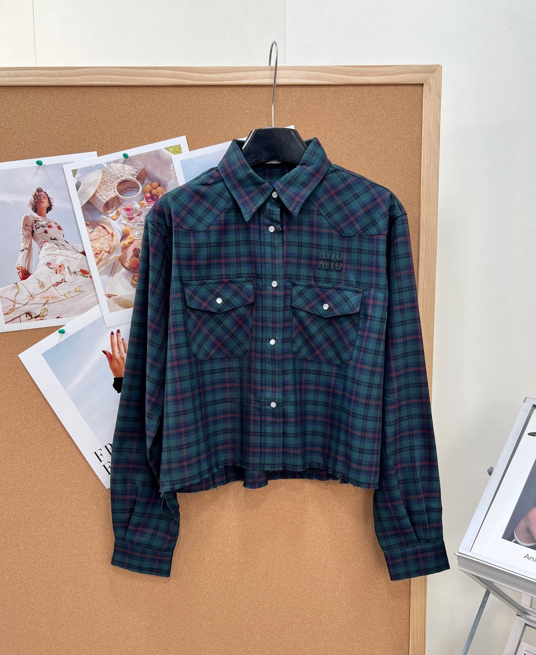 NO:872599,Miu Miu 26 early autumn retro plaid short shirt. The retro college sweet and cool ceiling. The classic British plaid color is reproduced, with a strong retro college atmosphere, which perfectly captures the girl's retro feel. The high-count wool blended fabric is selected, soft and skin-friendly, with a solid thickness, windproof and stylish without weighing the body. It can be worn alone in early autumn or layered in late autumn and winter, and has a high utilization rate in all seasons.  The short raw edge hem design raises the waistline to optimize the body proportions, and is friendly to small people; the slightly loose shoulder silhouette hides the flesh and makes the body slimmer without restricting movement. Classic lapels + Western style shoulder line tailoring, symmetrical double patch pockets on the chest with pearl texture metal snaps, three-dimensional embroidery of the Miu Miu letter logo on the left chest, low-key and refined without being exaggerated; hidden adjustment buttons on the cuffs, you can switch between loose/bunched sleeves at will, full of details and texture. Complete with three labels, great deal!  Size sml,,miumiu,shirts,19860909Miu Miu 26早秋复古格纹短款衬衫.复古学院甜酷天花板.复刻经典英伦格纹配色,自带浓郁复古学院氛围感,把少女复古感完美拿捏 甄选高支羊毛混纺面料,软糯亲肤自带扎实厚度,挡风有型不压身,早秋单穿、深秋冬叠穿内搭都适配,四季利用率超高. 短款毛边下摆设计,拉高腰线优化身材比例,小个子友好；微宽松落肩廓形,藏肉显瘦不束缚活动. 经典翻领+西部风肩线剪裁,胸前对称双贴袋搭配珍珠质感金属按扣,左胸立体刺绣Miu Miu字母标识,低调精致不浮夸；袖口暗藏调节纽扣,可随心切换宽松/束袖两种穿法,细节质感拉满.三标齐全,大货出！ 尺码sml,,miumiu,shirts,,Women's clothing