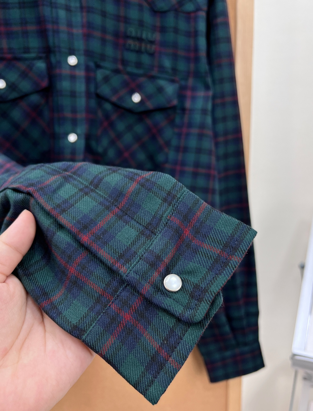 🆕Miu Miu 26早秋复古格纹短款衬衫。复古学院甜酷天花板。复刻经典英伦格纹配色，自带浓郁复古学院氛