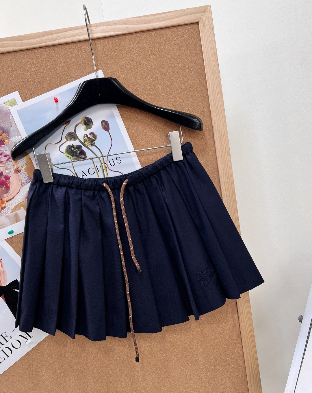 🆕Miu Miu藏青抽绳百褶短裙。正统少女学院风短裙。经典藏青定染面料，低饱和深蓝巨衬肤色，黄皮上身也自