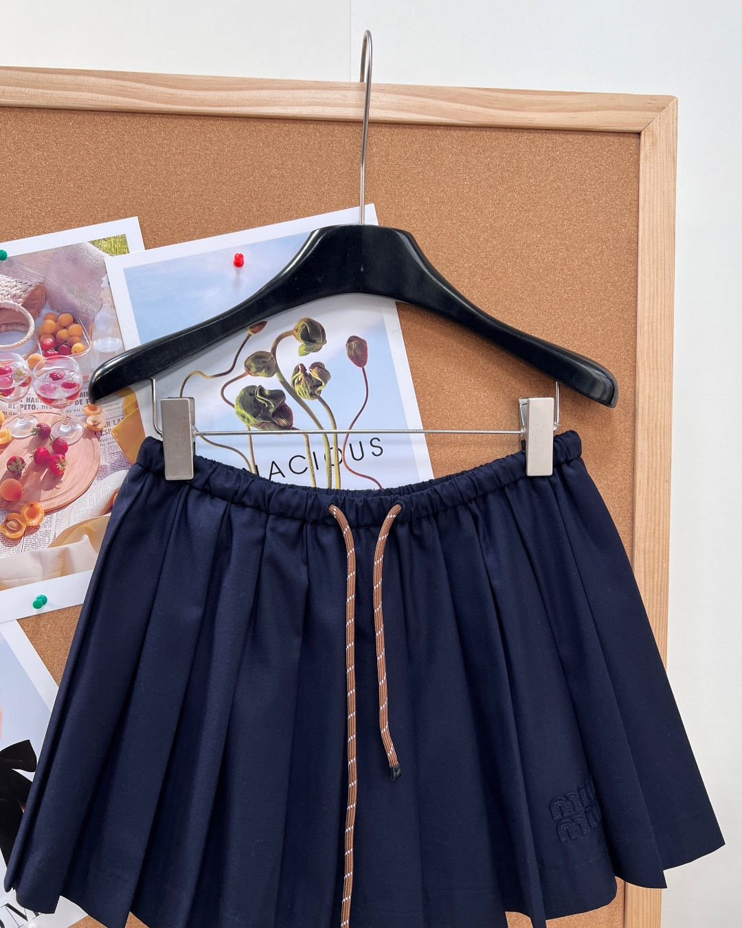 🆕Miu Miu藏青抽绳百褶短裙。正统少女学院风短裙。经典藏青定染面料，低饱和深蓝巨衬肤色，黄皮上身也自