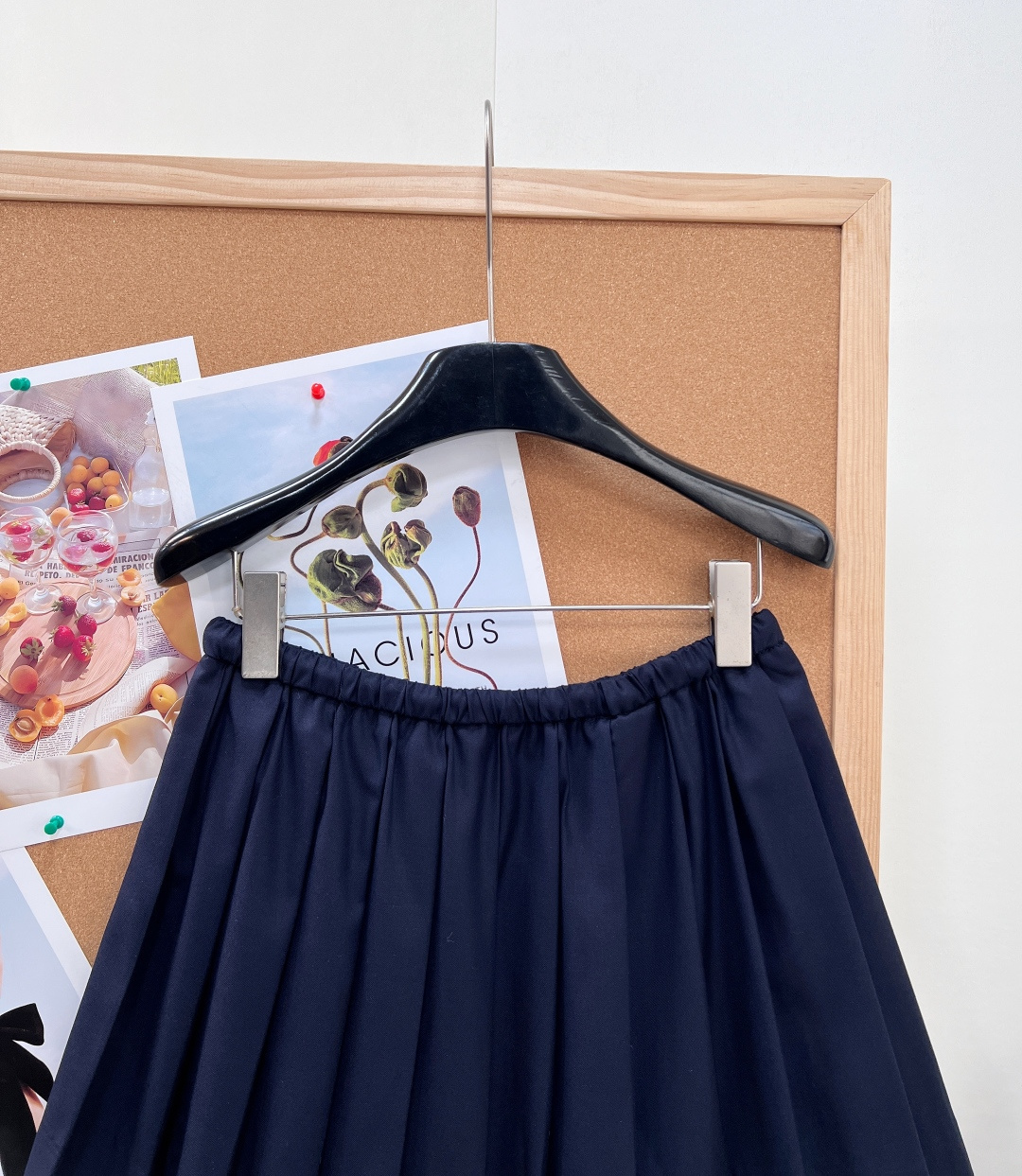 🆕Miu Miu藏青抽绳百褶短裙。正统少女学院风短裙。经典藏青定染面料，低饱和深蓝巨衬肤色，黄皮上身也自