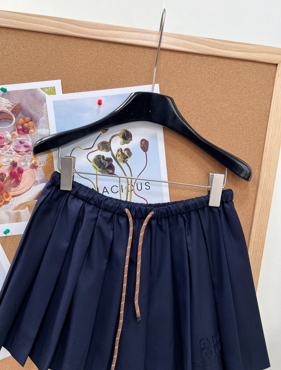 🆕Miu Miu藏青抽绳百褶短裙。正统少女学院风短裙。经典藏青定染面料，低饱和深蓝巨衬肤色，黄皮上身也自