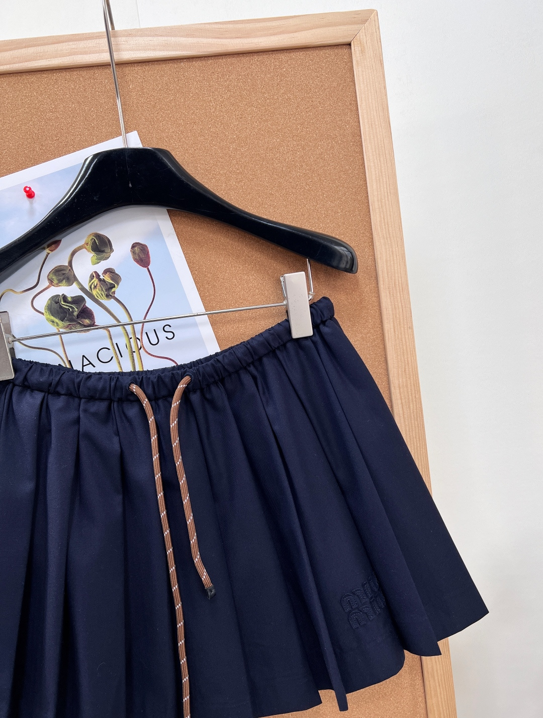🆕Miu Miu藏青抽绳百褶短裙。正统少女学院风短裙。经典藏青定染面料，低饱和深蓝巨衬肤色，黄皮上身也自