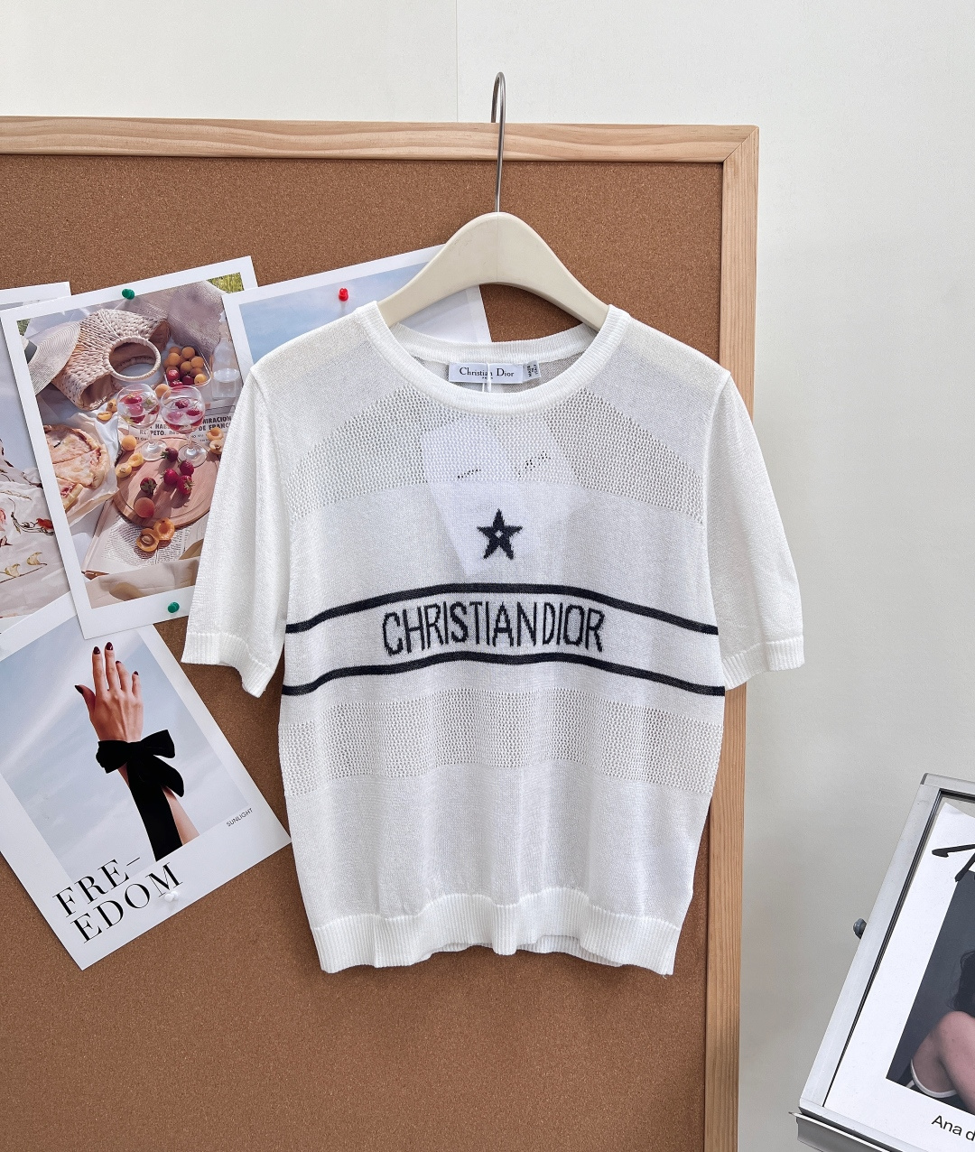 NO:872624,Dior26's new star-lettered hollow knitted short-sleeve | Refreshing, light and luxurious, just for commuting. Made of light and breathable hollow mesh knitting, the whole body is airy and breathable, with a sense of air. It is not sweaty when worn in spring and summer, and is light and burdenless when layered in early autumn. The navy model is added with delicate micro-glitter yarn, low-key and hidden fine sparkle, and is exquisite and noble under natural light; pure white is clean and soft, with a gentle and cool temperament, and the two colors have their own styles.  The round neck is basically tailored, not tight or loose, and adapts to various body shapes; the horizontal strips of contrasting webbing on the body are paired with the classic 'CHRISTIAN DIOR' letter jacquard + five-pointed star pattern, which makes the brand highly recognizable, retro and simple without being exaggerated. The cuffs and hem are closed with fine ribbing, which is not easy to deform, modifies the lines, and is neat and durable.  Pure white is refreshing and age-reducing, with gentle Korean style. It is suitable for suits, pleated skirts and jeans. It is the first choice for daily commuting and afternoon tea dates. It is visually clean and transparent. The navy blue micro-glitter model is low-key and luxurious, with its own fine glitter texture and high-end texture. It can be paired with skirts and suit trousers to create an intellectual commuting outfit. It is low-key and unobtrusive, and has a stronger sense of atmosphere. Complete three standards, two colors!  Size sml,,dior,skirts,jeans,T-shirt,business suit,19860909Dior26新款星星字母镂空针织短袖｜清爽轻奢通勤刚需.采用轻薄透气镂空网眼针织织法,全身通透透气自带空气感,春夏穿不闷汗,初秋叠穿也轻盈无负担. 藏青色款加入细腻微闪纱线,低调暗藏细闪光泽,自然光下精致显贵；纯白色干净柔和,自带温柔清冷气质,两色各有风格. 圆领基础合身剪裁,不紧绷不宽松,适配各种身形；衣身横条撞色织带,搭配经典「CHRISTIAN DIOR」字母提花+五角星图案,品牌辨识度拉满,复古简约不浮夸. 袖口与下摆做细密罗纹收口,不易变形,修饰线条,利落耐看. 纯净白清爽减龄,韩系温柔风,搭配西装、百褶裙、牛仔裤都适配,日常通勤、约会下午茶首选,视觉干净显通透. 藏青微闪款低调轻奢,自带细闪肌理,质感高级,搭配半裙、西装裤打造知性通勤穿搭,低调不张扬,氛围感更强.三标齐全,两色出！ 尺码sml,,dior,skirts,jeans,T-shirt,business suit,,Women's clothing