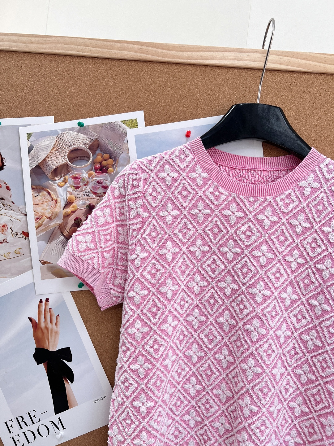 🆕𝗟𝗢𝗨𝗜𝗦 𝗩𝗨𝗜𝗧𝗧𝗢N驴家度假⛱️提花针织短袖，度假风提花+高级配色，海岛富婆既视感！针织面料柔软