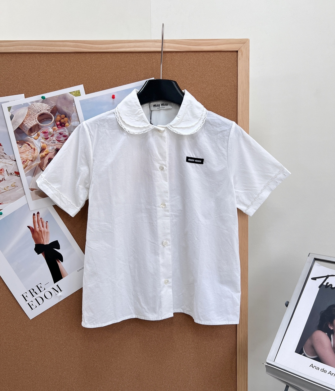 NO:872670,Miu Miu spring and summer lace doll collar white shirt. Sweet girl's college style natal shirt. Selected high-count cotton poplin fabric, smooth and crisp to the touch, breathable and sweat-wicking without stuffing the skin, refreshing and comfortable to wear alone in midsummer, soft and not easy to wrinkle, easy to care for daily, taking into account comfort and neat fit.  The iconic double-layered lace doll collar is the soul of the entire piece. The wavy hollow lace surrounds the collar, softening the lines and giving it a soft and cute girly atmosphere. The placket is matched with round pearl buttons of the same color, which is simple and exquisite. The left chest is embellished with a black cloth label embroidered logo, low-key marking the brand identity, small and unobtrusive, and full of details and atmosphere; the short sleeves are designed with folded cuffs, which are simple and attractive.  Slightly loose straight cut, not picky on the figure, tolerant of shoulder width, waist and abdominal muscles, no restrictions on movement, short length suitable for high-waisted bottoms, easy to raise the waistline. Complete with three standards, large quantities of goods!  Size sml,,miumiu,shirts,T-shirt,19860909Miu Miu春夏花边娃娃领白衬衫.甜妹学院风本命衬衣.甄选高支全棉府绸面料,触感顺滑挺括,透气排汗不闷肤,盛夏单穿清爽自在,柔软不易起皱,日常打理省心,兼顾舒适度与利落版型. 标志性双层花边娃娃领是整件单品灵魂,波浪镂空蕾丝花边环绕领边,柔和弱化线条,自带软萌少女氛围；门襟搭配同色系圆润珍珠纽扣,简约精致. 左胸点缀黑色布标刺绣logo,低调标识品牌身份,小巧不突兀,细节氛围感拉满；短袖做翻折袖口设计,简约耐看. 微宽松直筒剪裁,不挑身材,包容肩宽、腰腹肉肉,活动无束缚,短款衣长适配高腰下装,轻松拉高腰线.三标齐全,大货出！ 尺码sml,,miumiu,shirts,T-shirt,,Women's clothing