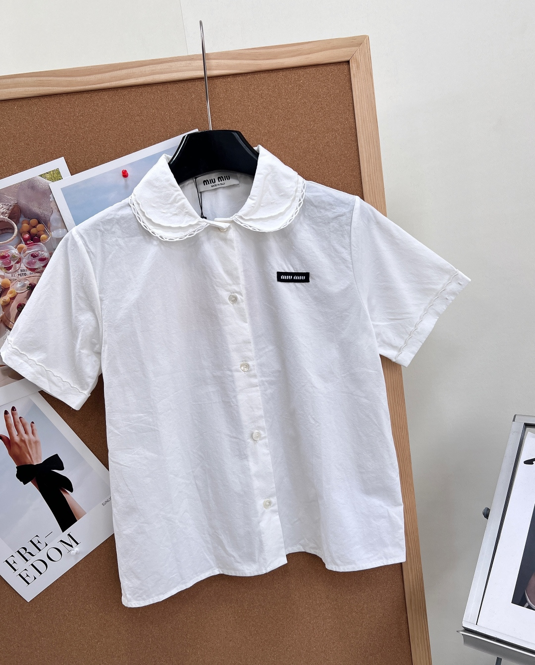 🆕Miu Miu春夏花边娃娃领白衬衫。甜妹学院风本命衬衣。甄选高支全棉府绸面料，触感顺滑挺括，透气排汗不