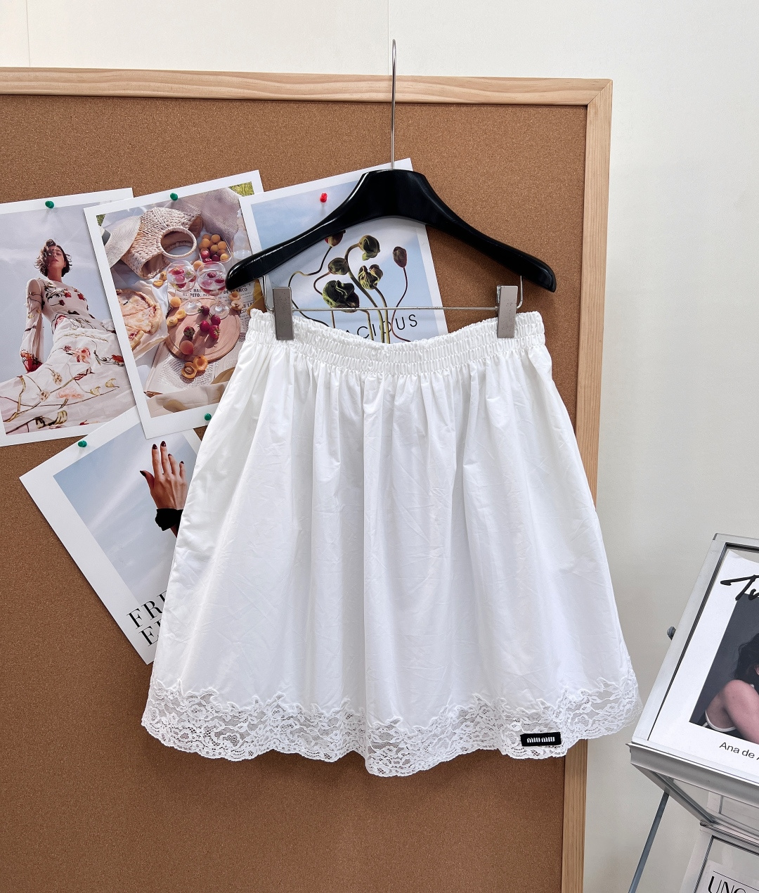 NO:872691,Miu Miu lace cotton white skirt, a skirt with a gentle and girly atmosphere. It is made of high-count breathable pure cotton fabric, which is refreshing and soft to the touch, with a neat and crisp feeling. It is breathable and not sweaty on the upper body in summer. It is light but not easy to see through. It is refreshing and comfortable for daily wear, and is suitable for all hot weather in spring and summer.  The fully elastic waistband does not pick up on the waistline and body shape, and is particularly friendly to people with fat waists and abdominals, as well as small people. It has no sense of restraint and is easy to put on and take off. It has a loose A-line cut with loose swing and natural draping to cover the crotch and hide the legs, softly modifying the lines of the lower body.  The skirt is spliced with a large area of exquisite hollow lace, and the layered patterns add a soft French girly atmosphere, making it flexible and elegant when walking; the side of the skirt is decorated with a mini black brand cloth label, which is low-key and enhances recognition. It is simple and not exaggerated. The three labels are complete, and it is a great product!  Sizesml,,miumiu,skirts,19860909Miu Miu蕾丝花边棉质白半裙,温柔少女氛围感神裙. 精选高支透气纯棉面料,触感清爽柔软,自带利落挺括感,夏日上身透气不闷汗,轻薄却不易透,日常穿着清爽舒适,适配春夏所有高温天气. 全松紧弹力腰头,不挑腰围身形,对腰腹有肉、小个子都格外友好,无束缚感,穿脱方便；宽松A字散摆剪裁,自然垂坠遮胯藏腿型,柔和修饰下半身线条. 裙摆拼接大面积精致镂空蕾丝花边,层叠花纹增添柔美的法式少女氛围,行走间灵动飘逸；裙侧点缀迷你黑色品牌布标,低调提升辨识度,简约不浮夸,三标齐全,大货出！ 尺码sml,,miumiu,skirts,,Women's clothing