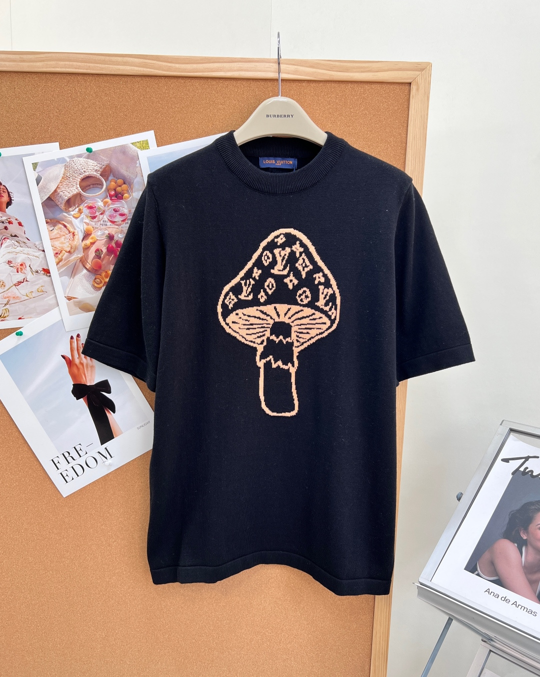NO:874261,LOUIS VUITTON Mushroom intarsia round neck knitted short-sleeved T-shirt. This neat T-shirt is made of fine knitted cotton, with a casual shape and interesting graphics. Inspired by this season's British countryside rambles, the front is decorated with a playful mushroom intarsia pattern and is cleverly integrated into the logo. The back is decorated with a woven label. Classic unisex cut, suitable for various occasions, showing a calm temperament when worn alone or layered.  The retro mushroom pattern + brand letters on the front are highly recognizable. The loose version can be easily worn by both men and women, and looks great with casual pants or jeans. It has both artistic and fashionable senses, making it a hot item in autumn and winter, a must-have for fashion lovers! Using delicate knitting as a carrier, the mushrooms in the forest are transformed into three-dimensional intarsia patterns - LOUIS VUITTON  The new round neck short-sleeved T-shirt interprets the elegant symbiosis of nature and craftsmanship with a low-key and timeless design language. Same style for men and women!  All three standards are complete, and the goods will be shipped in large quantities!  Size sml,,louis vuitton,jeans,T-shirt,tees,t-shirt,19860909LOUIS VUITTON 蘑菇嵌花圆领针织短袖T恤.这款利落的T恤采用细腻针织棉料制成,休闲造型搭配趣味图形.灵感源于本季的英伦乡间漫旅,正面饰有俏皮的蘑菇嵌花图案,并巧妙融入标识.背面饰有梭织标签. 经典中性剪裁,适配多样场合,单穿叠搭皆显从容气质. 正面复古蘑菇图案+品牌字母,辨识度满分.宽松版型,男女都能轻松驾驭,搭配休闲裤或牛仔裤都很出彩. 艺术感与时尚感兼具,是秋冬季节超火单品,潮流爱好者必入! 以细腻针织为载体,将林间灵动的蘑菇幻化为立体嵌花图案——LOUIS VUITTON 全新圆领短袖T恤,以低调隽永的设计语言,诠释自然与匠艺的优雅共生.男女同款！三标齐全,大货出！ 尺码sml,,louis vuitton,jeans,T-shirt,tees，t-shirt,,Women's clothing
