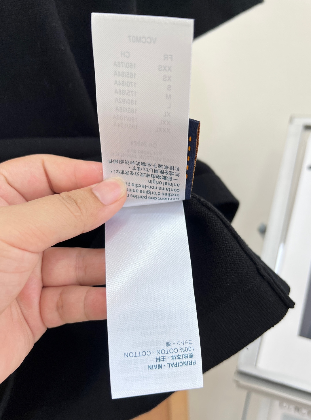 🆕LOUIS VUITTON 蘑菇嵌花圆领针织短袖T恤。这款利落的T恤采用细腻针织棉料制成，休闲造型搭配