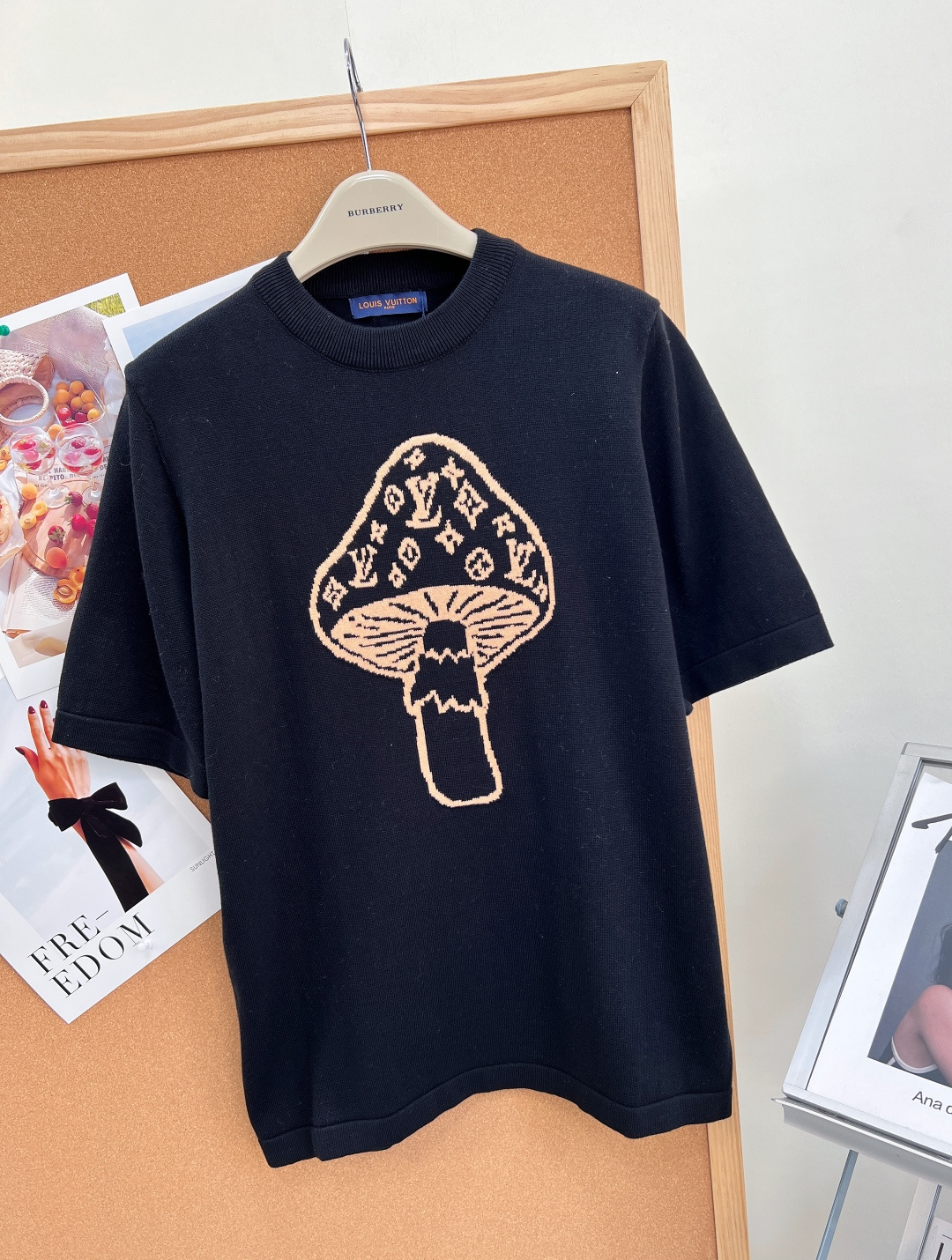 🆕LOUIS VUITTON 蘑菇嵌花圆领针织短袖T恤。这款利落的T恤采用细腻针织棉料制成，休闲造型搭配