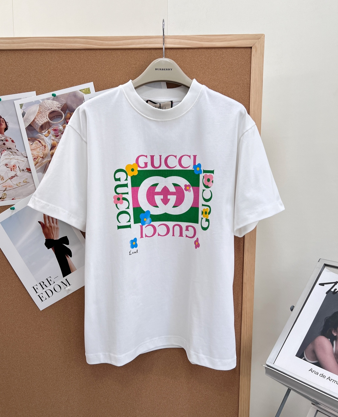 NO:874205,GUCCI Square Interlocking Double G short-sleeved T-shirt, decorated with printed knitted cotton, reinterprets the brand's classic design elements and exquisite patterns from a modern perspective. The G*cci interlocking Double G print adds a unique style. Rooted in the long heritage of Gu, the love for the past era continues to give the brand series rich design inspiration. This piece is crafted from pure cotton and decorated with Gu retro logo labels to add charm!  Tee is both comfortable and minimalist and fresh!  One piece goes with everything, and the whole upper body looks like a younger girl. The pure cotton material and the regular fit are simply not easy to wear!  A simple and versatile item that can be worn alone or as an inner layer!  Once you get it, you will definitely be able to match it with yours. It will be very nice!  Highly recommended!  The same style for men and women, complete with three standards, large shipments!  Size sml,,gucci,T-shirt,tees,t-shirt,19860909GUCCI 方块互扣双G短袖T恤,饰印花针织棉以现代视角焕新诠释品牌经典设计元素和精致图案G*cci互扣式双G印花更添别样风采 植根于Gu的悠久传承,对过往年代的热爱之情不断赋予品牌系列丰富的设计灵感.这款选用纯棉匠心打造,饰有Gu复古标识标签 增添魅力！ Tee 是件既舒服又极简清新！一件搭所有,一整个上身就是减龄少女 纯棉材质配合常规版型简直不要太好穿！简约百搭单品 内搭单穿都不错！你们拿到手一定会绝绝子随意搭配就很nice！重磅推荐！男女同款,三标齐全,大货出！ 尺码sml,,gucci,T-shirt,tees，t-shirt,,Women's clothing