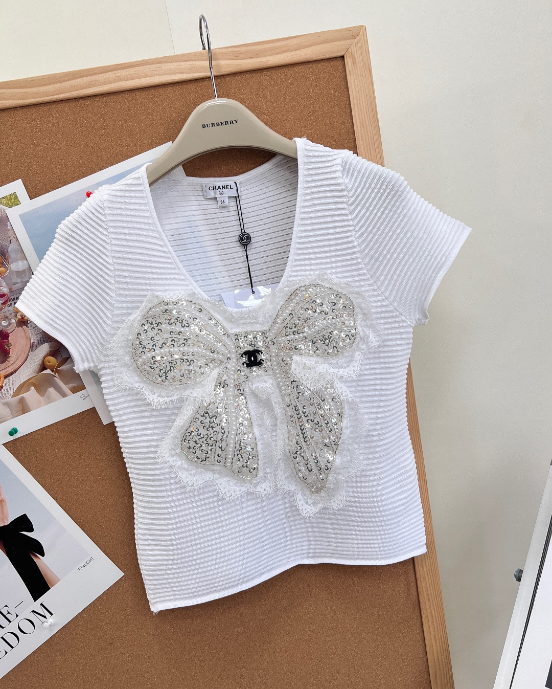 🆕CHANEL小香26春夏新品亮片蝴蝶结U领针织短上衣✨经典小香风拿捏温柔氛围感▫️U型领剪裁：雅致大U