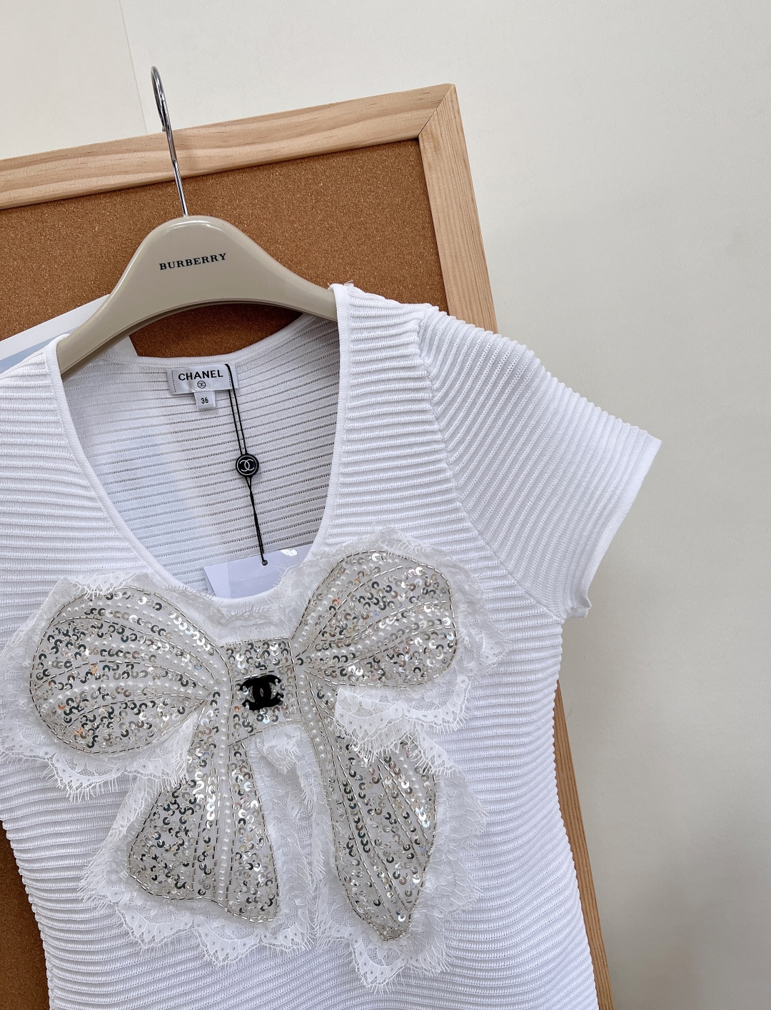 🆕CHANEL小香26春夏新品亮片蝴蝶结U领针织短上衣✨经典小香风拿捏温柔氛围感▫️U型领剪裁：雅致大U