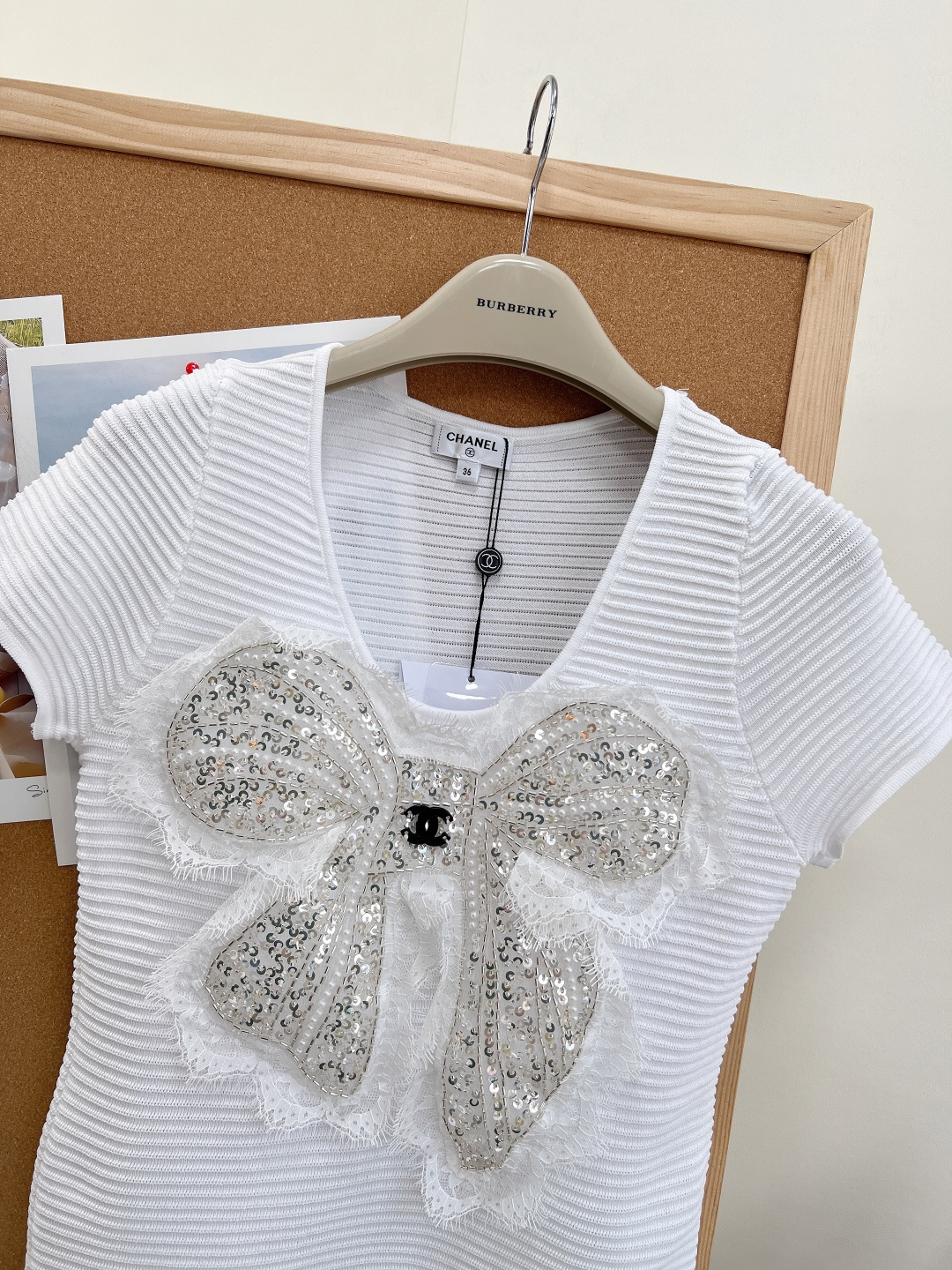 🆕CHANEL小香26春夏新品亮片蝴蝶结U领针织短上衣✨经典小香风拿捏温柔氛围感▫️U型领剪裁：雅致大U