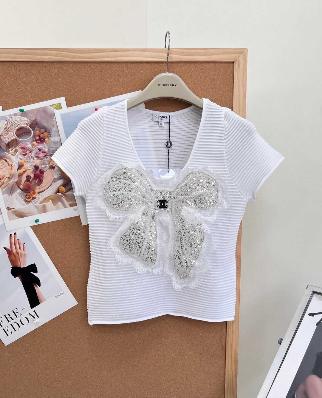 NO:874212,CHANEL Xiaoxiang 26 spring and summer new product sequined bow U-neck knitted short top, classic small fragrance style, gentle atmosphere, U-shaped collar, elegant tailoring, large U-neck, neatly outlines the clavicle line, just right to expose the skin and make you slim, with gentle and feminine flavor. The short waist version is neat and short, and the waistline is raised to optimize the 37-point body proportion. When worn with high-waist culottes, your legs will become longer in seconds.  Soul bow design. The giant bow on the chest is the finishing touch of the whole piece. The whole body is paved with fine sparkles, and the fine sparkling diamonds bling smartly under natural light. The edges of the bow are surrounded by soft lace. The center is inlaid with the brand's classic double C metal buckle, which is full of light and luxurious details. The pitted knitted fabric has a vertical grain texture knitted material. It is soft and waxy, skin-friendly, breathable and not sweaty. It is close-fitting without tightness in summer and has moderate elasticity to accommodate the body shape.  The pure white color scheme and the clean milky white background are refreshing and versatile, suitable for commuting, afternoon tea, and dating, and can be switched between gentle Korean style and French casual style at will. Simple knitting meets heavy-duty bows, and the sweet and luxurious atmosphere can be filled with one click. A must-have item for little girls ~ Complete with three standards, large quantities!  Size sml,,chanel,skirts,19860909CHANEL小香26春夏新品亮片蝴蝶结U领针织短上衣经典小香风拿捏温柔氛围感 U型领剪裁雅致大U领利落勾勒锁骨线条,恰到好处露肤显瘦,自带温婉女人味 短款收腰版型利落短款衣长,拉高腰线优化三七分身材比例,搭高腰裙裤秒变长腿 灵魂蝴蝶结设计胸口巨型蝴蝶结是整件点睛之笔,通体密镶细闪亮片,自然光下细碎闪钻灵动bling,蝴蝶结边缘环绕柔媚蕾丝花边,中心镶嵌品牌经典双C金属扣,轻奢细节拉满 坑条针织面料竖纹肌理针织料,软糯亲肤透气不闷汗,夏日贴身无紧绷束缚,弹性适中包容身形 纯净白配色干净奶白底色清爽百搭,通勤、下午茶、约会多场景适配,温柔韩系&法式休闲随心切换 简约针织遇上重工蝴蝶结,甜奢氛围感一键拉满,小香女孩必入单品～三标齐全,大货出！ 尺码sml,,chanel,skirts,,Women's clothing