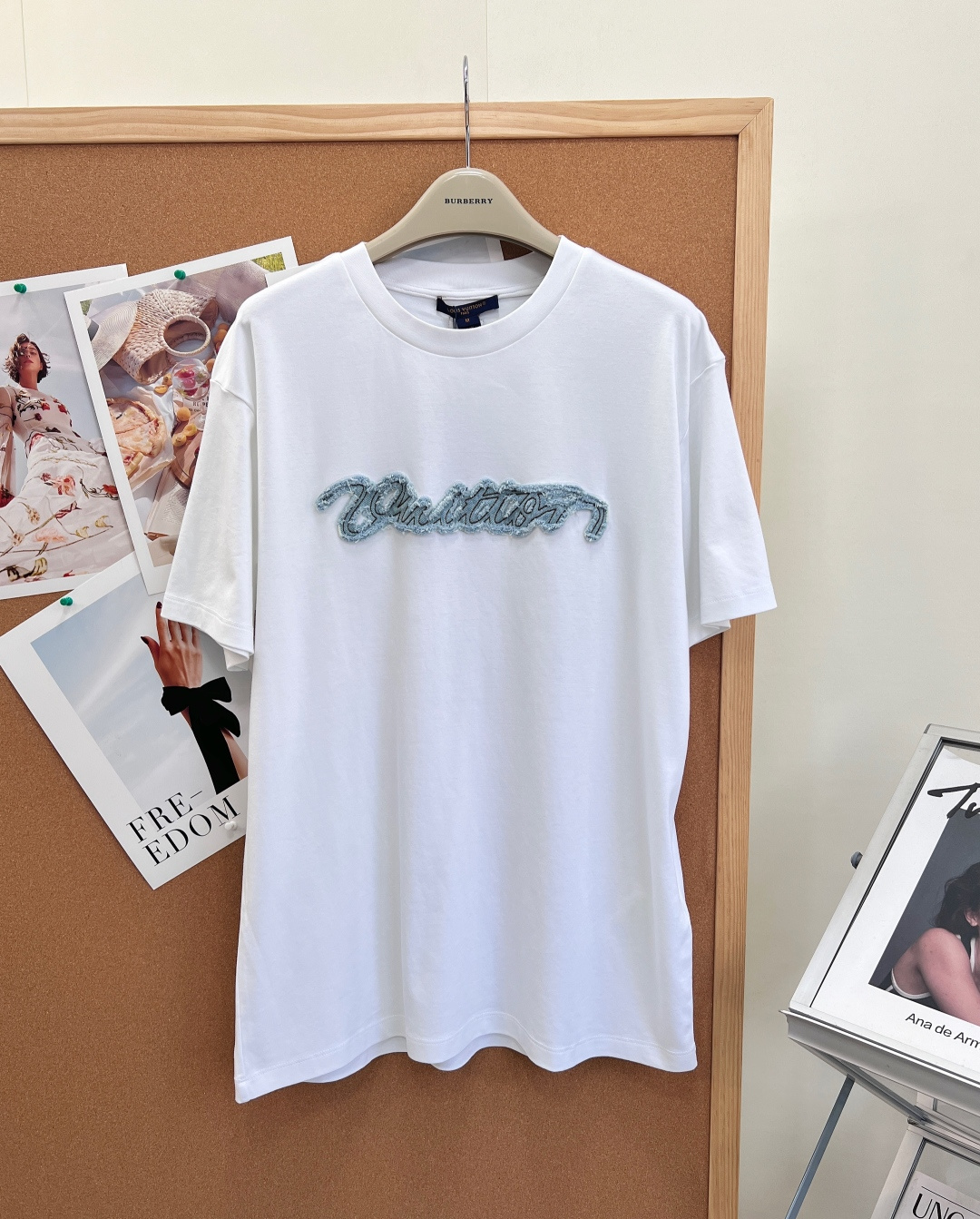 NO:875546,LOUIS VUITTON denim patch embroidered raw edge embroidered short-sleeved T-shirt. Two new colors | white/navy blue. Breaking the conventional printing design, exclusive floral brand handwritten logo on the chest. Three-dimensional raw edge patch + exquisite overlock embroidery technology. Full texture, with heavy-duty luxury texture.  The chest is embellished with a handwritten denim patch, which captures the textured embroidery process with an aged effect. The woven patch on the back adds subtle details. The casual design is easy to match and easily upgrades to a summer casual look. The heavyweight and high-weight pure cotton fabric is selected. It feels thick and soft, hiding the flesh and making it slim without picking up the figure. Boys are tall and stylish, while girls are lazy and relaxed. Daily commuting and street outings. Simple and advanced will never go out of style. It is a must-have evergreen style in the spring and summer wardrobe.  The upper body is easy to hold and has a casual and elegant sense of LV relaxation. Retro floral handwritten signature LOGO. Old raw edge tassel splicing + three-dimensional embroidery overlay. Layered craftsmanship is directly full, and the details are ecstatic. Pure white is clean and refreshing, navy blue is calm and noble. Minimalist solid color base, clean and neat without being fancy. The visual focus is on the chest. Heavy handwritten embroidery label. Raw edge tassels old design, with a retro street atmosphere.  The layers of texture are fully displayed under the light and shadow, and the ingenuity of luxury brands is hidden in a low-key manner. It can be layered and worn in four seasons, and it is full of practicality. Whether it is casual daily wear or a low-key display of dressing taste, it can steadily hold up the scene. High-end and timeless, complete with three standards, large quantities of goods!  Size sml,,louis vuitton,louis vuitton,T-shirt,tees,t-shirt,19860909LOUIS VUITTON 牛仔贴布绣毛边刺绣短袖T恤 双配色重磅上新｜白色/藏青两色 打破常规印花设计,胸口专属花体品牌手写标识 立体毛边贴布+精致锁边刺绣工艺 肌理感拉满,自带重工奢华质感 胸前点缀手写体牛仔贴饰,撷取做旧效果纹理感刺绣工艺呈现.后部梭织贴饰平添微妙细节.随性设计易于搭配,轻松升格夏日休闲造型. 甄选重磅高克重纯棉面料 手感厚实软糯,藏肉显瘦不挑身材,男生挺拔有型,女生慵懒松弛 日常通勤、街头出街 简约高级永不过时,春夏衣橱必入常青款 上身轻松拿捏随性贵气的LV松弛感 复古花体手写签名LOGO 做旧毛边流苏拼接+立体刺绣叠加 层次工艺直接拉满,细节控狂喜 纯白干净清爽,藏青沉稳显贵 极简纯色基底,干净利落不花哨 视觉重心聚焦胸口重工手写刺绣贴标 毛边流苏做旧设计,自带复古街头氛围 光影下质感层次尽显,低调暗藏奢牌巧思 四季可内搭叠穿,实用性拉满 不管是日常随性穿搭,还是低调展现穿搭品味 都能稳稳撑起场面 高级永不过时,三标齐全,大货出！ 尺码sml,,louis vuitton,louis vuitton,T-shirt,tees，t-shirt,,Women's clothing