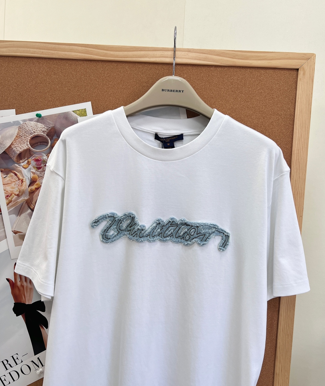 🆕LOUIS VUITTON 牛仔贴布绣毛边刺绣短袖T恤双配色重磅上新｜白色/藏青两色打破常规印花设计，