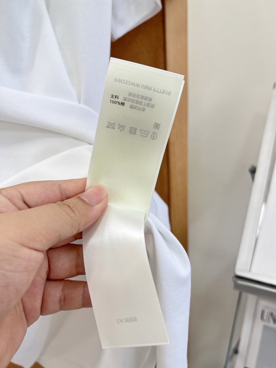 🆕LOUIS VUITTON 牛仔贴布绣毛边刺绣短袖T恤双配色重磅上新｜白色/藏青两色打破常规印花设计，
