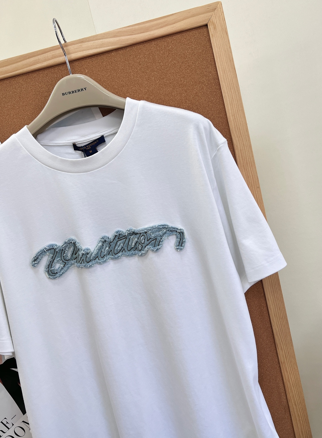 🆕LOUIS VUITTON 牛仔贴布绣毛边刺绣短袖T恤双配色重磅上新｜白色/藏青两色打破常规印花设计，