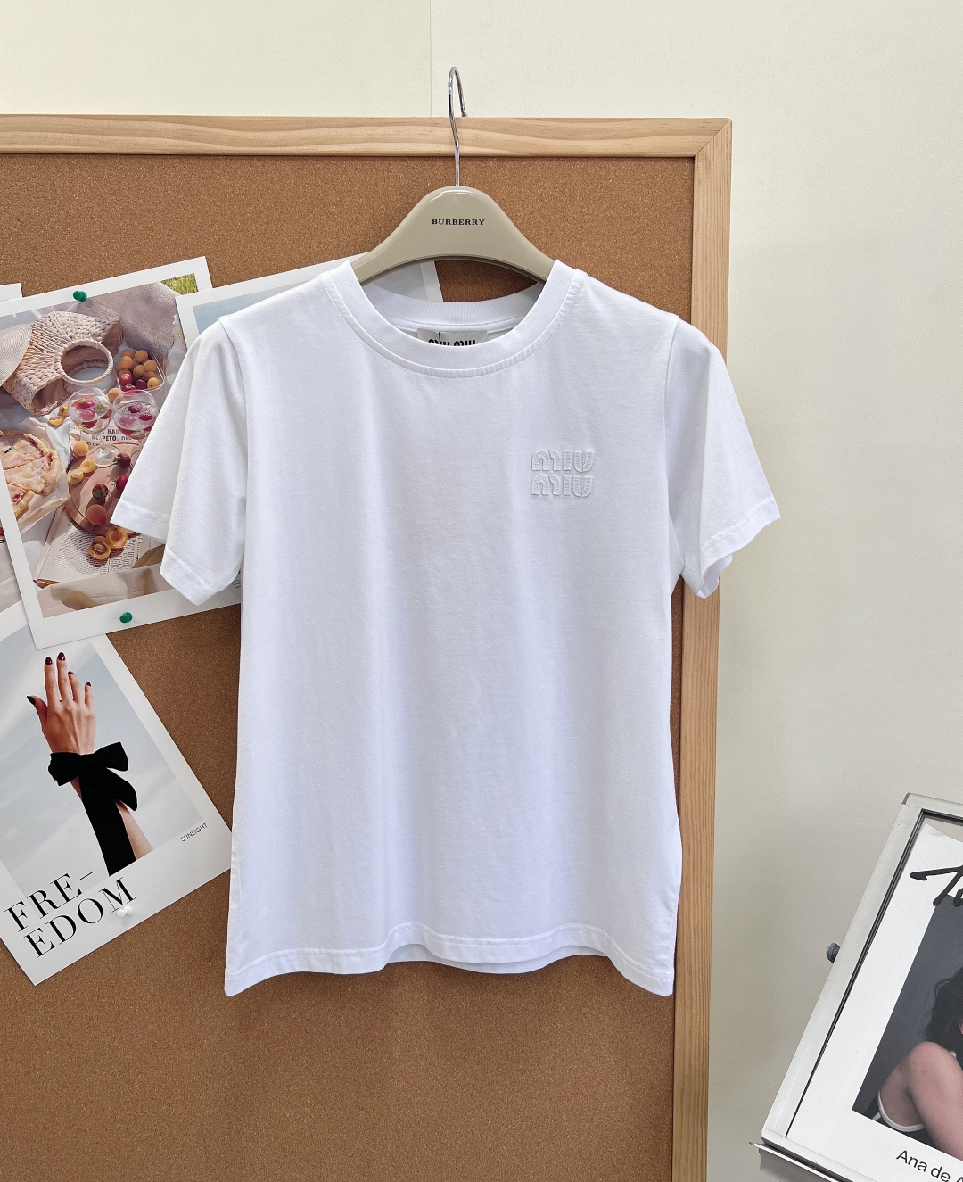 NO:875563,MIUMIU classic appliqué embroidered solid color simple short-sleeved T-shirt. Classic among classics, simple and highly recognizable. Retro, fashionable and versatile. Looks particularly high-end and white. Different patches with logo letter design. Not too fancy design, simple and interesting. Not flashy, simplicity is king. There are infinite possibilities for matching. Exquisite 'Miu Miu' three-dimensional letter embroidery, low-key and highlighting the brand style, complete control of details ~ Cotton, carefully selected fabrics, 100% cotton T-shirt  It feels soft to the touch, relatively light and thin, comfortable and refreshing to wear, has good breathability, is simple and clean, Miu Miu really understands the hearts of girls, it has all three standards, and it’s a great product!  Size sml,,miumiu,T-shirt,tees,t-shirt,19860909MIUMIU 经典款贴布绣纯色简约短袖T恤 经典中的经典简约高辨识度 复古时髦又百搭 显得特别高级显白 logo字母设计的别样贴饰 没有过多花哨设计 ,简约趣味 不会显花哨 ,简约为王 搭配上更加有无限的可能性 精致的“Miu Miu”立体字母刺绣,低调又彰显品牌格调,细节控完全沦陷～ 棉,精心挑选的面料,全棉的T恤 手感是柔软的那种 比较轻薄,穿着舒适清爽 透气性良好 简单干净 ,缪缪真的太懂少女心了三标齐全,大货出！ 尺码sml,,miumiu,T-shirt,tees，t-shirt,,Women's clothing