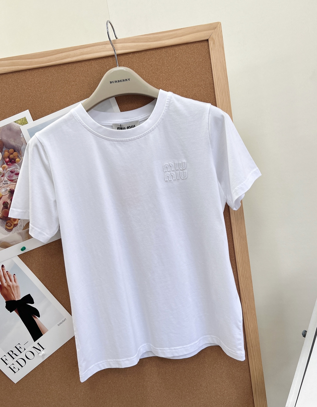 🆕 MIUMIU 经典款贴布绣纯色简约短袖T恤经典中的经典简约高辨识度 复古时髦又百搭 显得特别高级显白