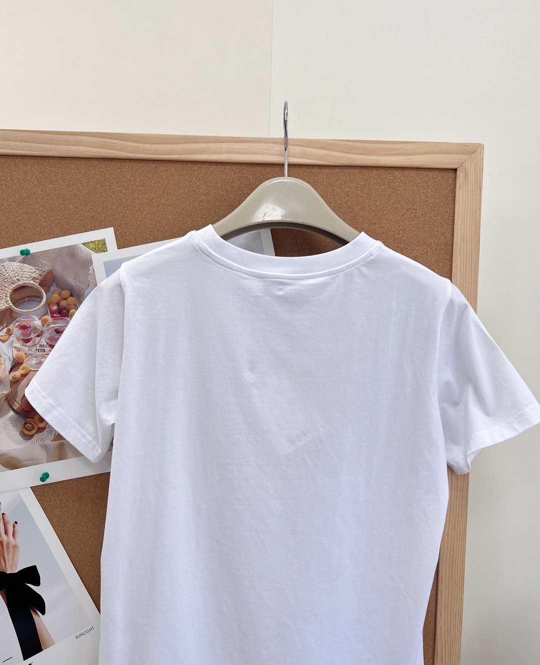 🆕 MIUMIU 经典款贴布绣纯色简约短袖T恤经典中的经典简约高辨识度 复古时髦又百搭 显得特别高级显白