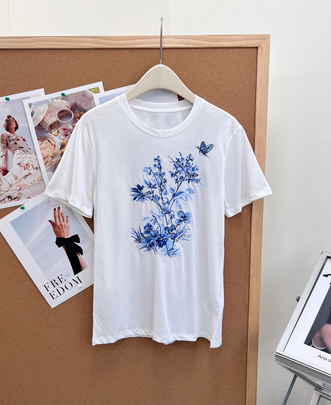 NO:875522,DIOR's new Chinese-style flower and bird embroidery short-sleeved T-shirt, red and blue contrasting colors, is made of high-count combed cotton fabric, which is soft and skin-friendly, breathable, comfortable and not easy to deform. It will not sweat when worn alone in spring and summer, and will not pill and turn white after washing; basic round neck version, reinforced collar edges, not loose and deformed after long-term wear, fitted drop shoulder short sleeves, tolerant to various shoulder shapes, without a sense of restraint in daily life. Heavy embroidery technology  Available in two colors, carmine red and blue and white porcelain blue, with a large area of three-dimensional embroidery of Chinese-style flowers and birds on the chest. 1. The flower branches are embroidered with multi-layer gradient silk threads, and the flowers are naturally smudged from light to dark.  The entire embroidery does not pierce the skin, and the inside is flat seamed, so there is no foreign body feeling when worn close to the body. The classic loose shoulder T-shirt style, slightly loose length covers the crotch and hides the flesh, is not picky about the figure, and can be easily controlled by small and fat figures; the simple white background makes the embroidery pattern more vivid, elegant and high-end, complete with three standards and two colors!  Size sml, dior, T-shirt, tees, t-shirt,19860909DIOR新中式花鸟刺绣短袖T恤,红蓝撞色双配色款甄选高支精梳纯棉面料,软糯亲肤透气,垂感舒适不易变形,春夏单穿不闷汗,洗后不易起球发白；基础圆领版型,领边加固包边,久穿不松垮变形,合身落肩短袖,包容各种肩型,日常无束缚感. 重工刺绣工艺 分胭脂红、青花瓷蓝两个配色,胸前大面积国风花鸟立体刺绣 1.花枝绣纹采用多层渐变丝线密绣,花朵从浅到深自然晕染,花瓣、枝叶纹理立体凸起,针脚密实平整,还原国画水墨写意质感； 2.蝴蝶点缀衣角小蝴蝶单独精工刺绣,细节精致灵动,和侧边花枝相映成趣,新中式氛围感拉满； 整幅刺绣不扎肤,内里做平整锁边处理,贴身穿毫无异物感. 经典宽松正肩T恤版型,微宽松衣长遮胯藏肉,不挑身材,小个子、微胖身形都能轻松驾驭；简约白底色衬得刺绣纹样愈发鲜活,素雅高级,三标齐全,两色出！ 尺码sml,,dior,T-shirt,tees，t-shirt,,Women's clothing