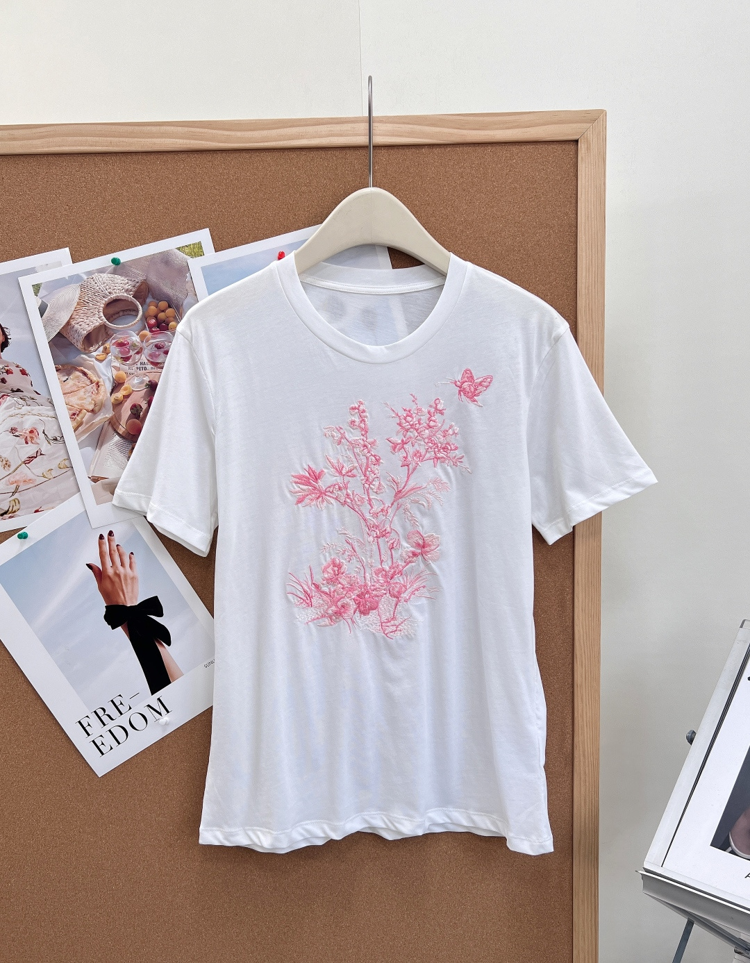 NO:875529,DIOR's new Chinese-style flower and bird embroidery short-sleeved T-shirt, red and blue contrasting colors, is made of high-count combed cotton fabric, which is soft and skin-friendly, breathable, comfortable and not easy to deform. It will not sweat when worn alone in spring and summer, and will not pill and turn white after washing; basic round neck version, reinforced collar edges, not loose and deformed after long-term wear, fitted drop shoulder short sleeves, tolerant to various shoulder shapes, without a sense of restraint in daily life. Heavy embroidery technology  Available in two colors, carmine red and blue and white porcelain blue, with a large area of three-dimensional embroidery of Chinese-style flowers and birds on the chest. 1. The flower branches are embroidered with multi-layer gradient silk threads, and the flowers are naturally smudged from light to dark.  The entire embroidery does not pierce the skin, and the inside is flat seamed, so there is no foreign body feeling when worn close to the body. The classic loose shoulder T-shirt style, slightly loose length covers the crotch and hides the flesh, is not picky about the figure, and can be easily controlled by small and fat figures; the simple white background makes the embroidery pattern more vivid, elegant and high-end, complete with three standards and two colors!  Size sml, dior, T-shirt, tees, t-shirt,19860909DIOR新中式花鸟刺绣短袖T恤,红蓝撞色双配色款甄选高支精梳纯棉面料,软糯亲肤透气,垂感舒适不易变形,春夏单穿不闷汗,洗后不易起球发白；基础圆领版型,领边加固包边,久穿不松垮变形,合身落肩短袖,包容各种肩型,日常无束缚感. 重工刺绣工艺 分胭脂红、青花瓷蓝两个配色,胸前大面积国风花鸟立体刺绣 1.花枝绣纹采用多层渐变丝线密绣,花朵从浅到深自然晕染,花瓣、枝叶纹理立体凸起,针脚密实平整,还原国画水墨写意质感； 2.蝴蝶点缀衣角小蝴蝶单独精工刺绣,细节精致灵动,和侧边花枝相映成趣,新中式氛围感拉满； 整幅刺绣不扎肤,内里做平整锁边处理,贴身穿毫无异物感. 经典宽松正肩T恤版型,微宽松衣长遮胯藏肉,不挑身材,小个子、微胖身形都能轻松驾驭；简约白底色衬得刺绣纹样愈发鲜活,素雅高级,三标齐全,两色出！ 尺码sml,,dior,T-shirt,tees，t-shirt,,Women's clothing