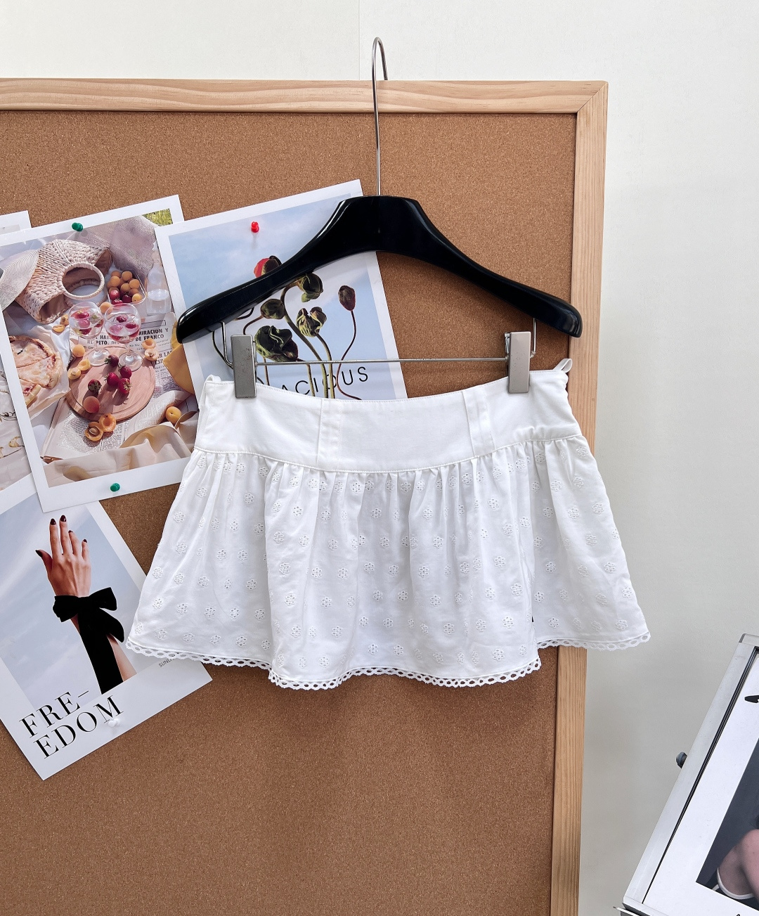 NO:875552,Miu Miu's new spliced ​​white lace skirt. This white lace skirt is made of pure cotton fabric with exquisite hollow embroidery and lace. It has a sweet and girly feel. It has a high-waisted A-line version, modified waistline, natural pleats on the skirt, and full layering. It is very suitable for spring and summer. Pair it with a tube top or a sports-style jacket to easily create a salty or sweet style. It is very popular in daily outings and photos. It is the iconic item of the M sweet girl series!  Series out!  All three standards are complete, and the goods will be shipped in large quantities!  Sizes sml,,miumiu,skirts,jackets & coats,19860909Miu Miu 新款拼接白色蕾丝花边短裙,这款白色蕾丝花边短裙,采用纯棉面料,搭配精致镂空刺绣和蕾丝花边,甜美少女感满满,高腰A字版型,修饰腰线,裙摆自然褶皱,层次感十足,春夏季节超适合,搭配抹胸或运动风外套,轻松打造可盐可甜风格,日常出街、拍照都很出片,是M甜妹系列的标志性单品！系列出！三标齐全,大货出！ 尺码sml,,miumiu,skirts,jackets & coats,,Women's clothing