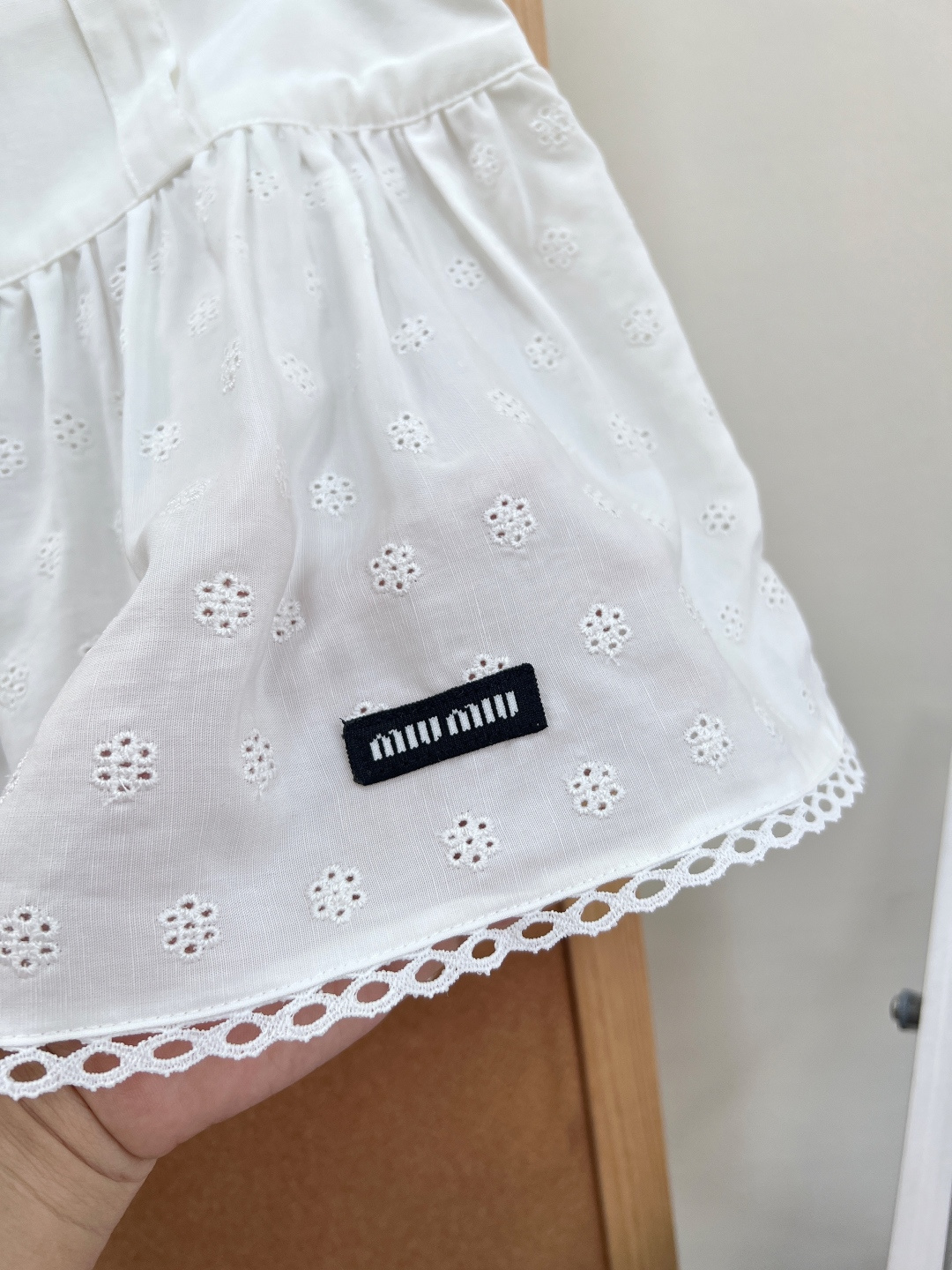 🆕Miu Miu 新款拼接白色蕾丝花边短裙​​，这款白色蕾丝花边短裙，采用纯棉面料，搭配精致镂空刺绣和蕾