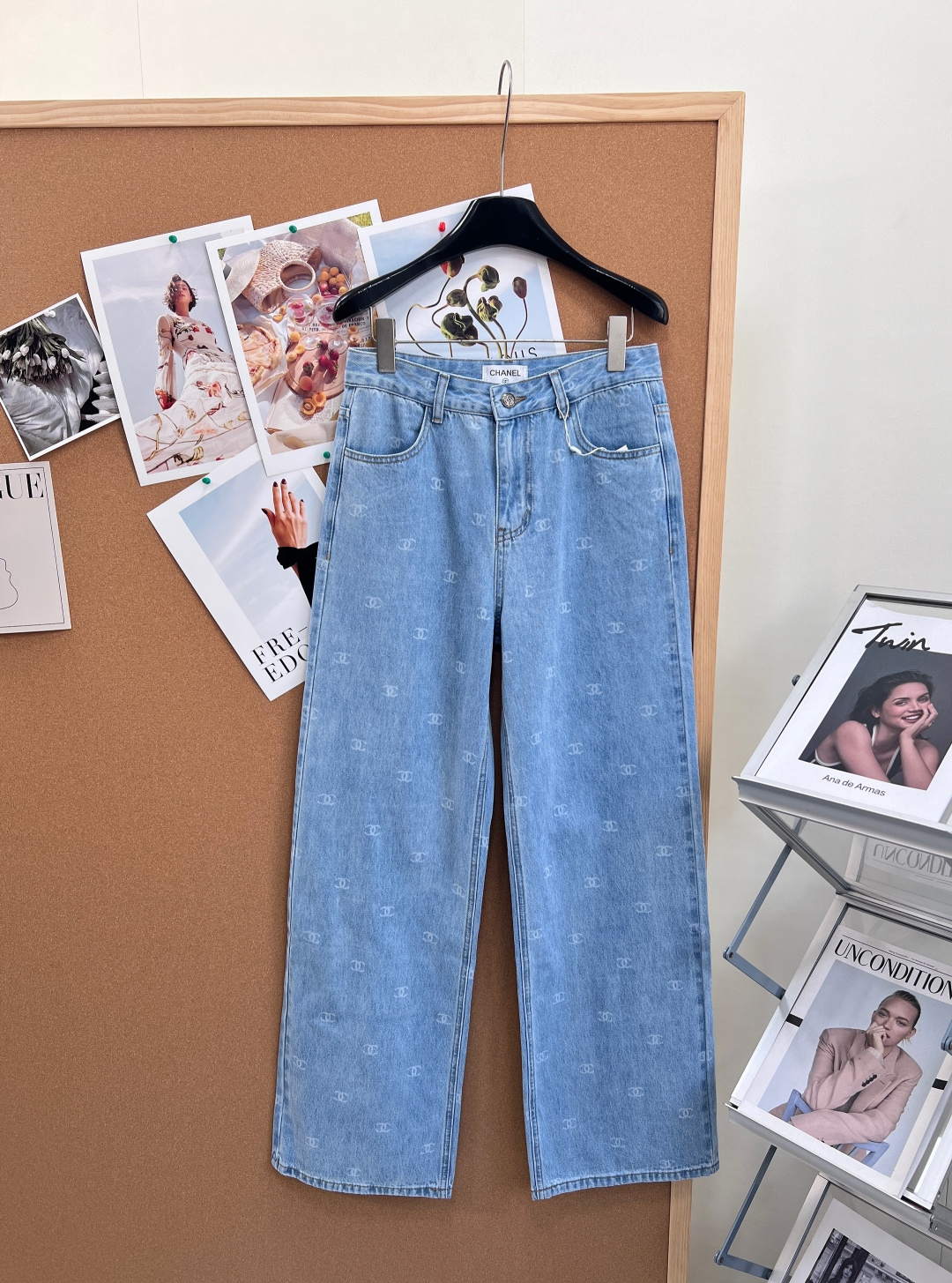 NO:876657,CHANEL26SS laser burnt all over printed double C jeans, a set of trousers and shorts are now available, heavy industry laser burnt double C wide leg straight jeans!  Original development of custom fabrics!  Bai Fumei’s must-have item. The slimming magic weapon. The wide-legged and super-long trousers-shaped upper body is super beautiful!  The original customized high-weave organic cotton denim has a soft and delicate texture!  The classic light blue wash is a fashionable and high-end tone!  The original customized perfect trousers make the upper body look slimmer!  The quality of workmanship depends on the details. A set of trousers and shorts, complete with three standards, shipped in large quantities!  Size sml,,chanel,shorts,jeans,19860909CHANEL26SS激光烧花满印双C牛仔裤,长裤短裤一套现货上架,重工激光烧花双C阔腿直筒牛仔裤！原版开发定制面料！白富美必入单品.显瘦神器阔腿超长裤型上身超好看！原版定制高织数有机纯棉牛仔质感柔软细腻！经典浅蓝洗水时髦又高级的调调！原版定制完美裤型上身巨显瘦！做工品质看细节.长裤短裤一套,三标齐全,大货出！ 尺码sml,,chanel,shorts,jeans,,Women's clothing