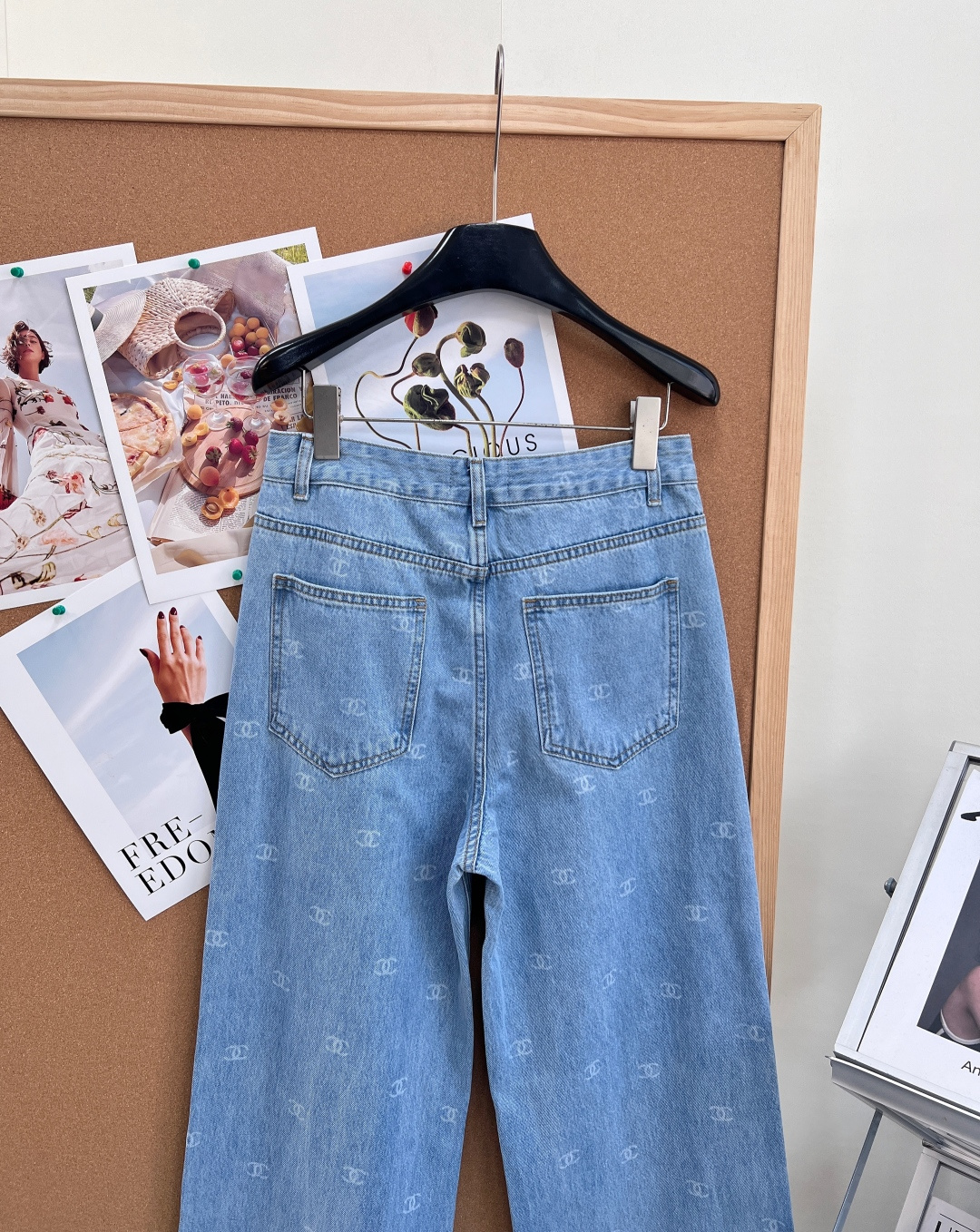 🆕CHANEL26SS激光烧花满印双C牛仔裤，长裤👖短裤🩳一套现货上架，重工激光烧花双C阔腿直筒牛仔裤！