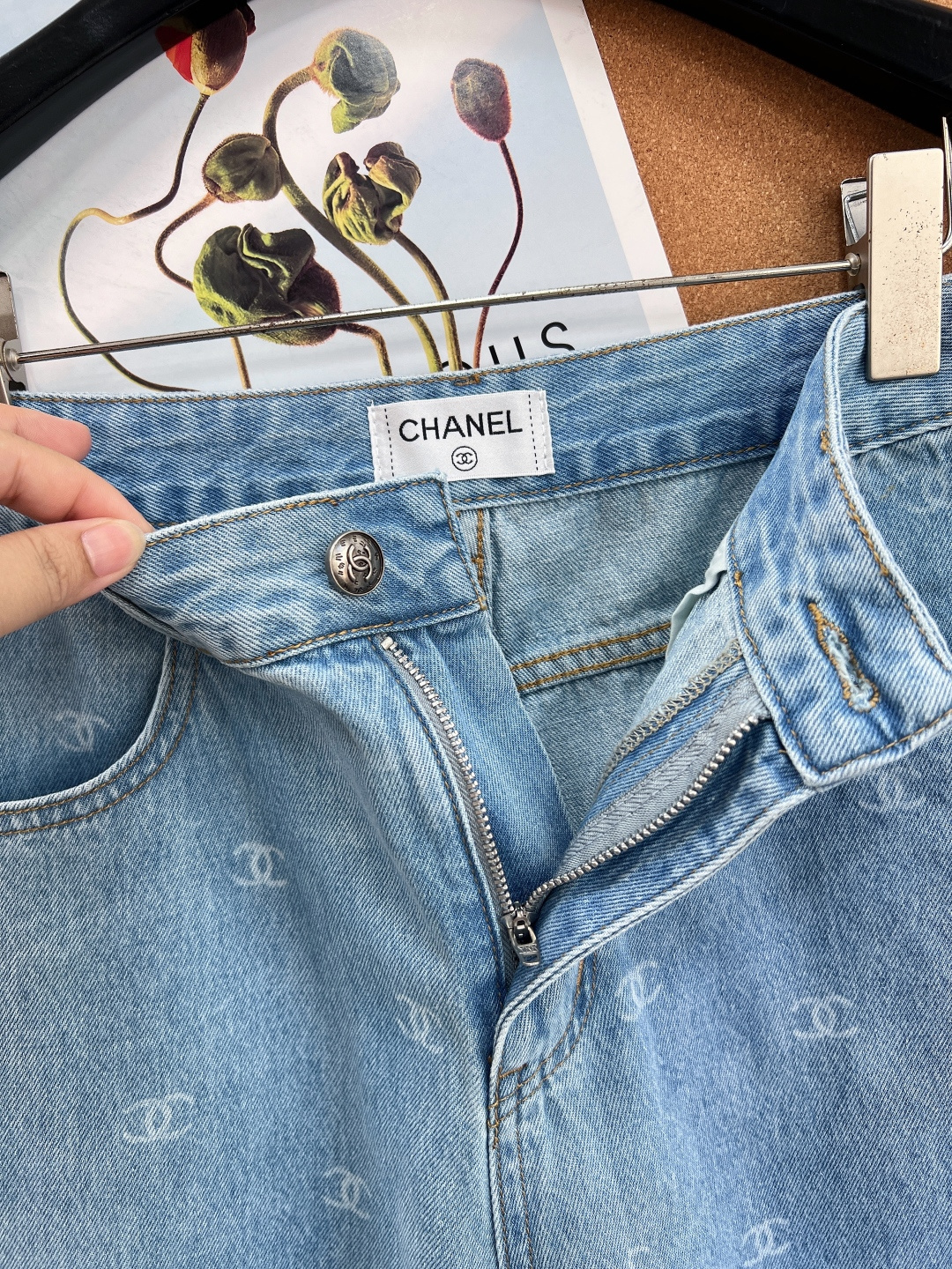 🆕CHANEL26SS激光烧花满印双C牛仔裤，长裤👖短裤🩳一套现货上架，重工激光烧花双C阔腿直筒牛仔裤！