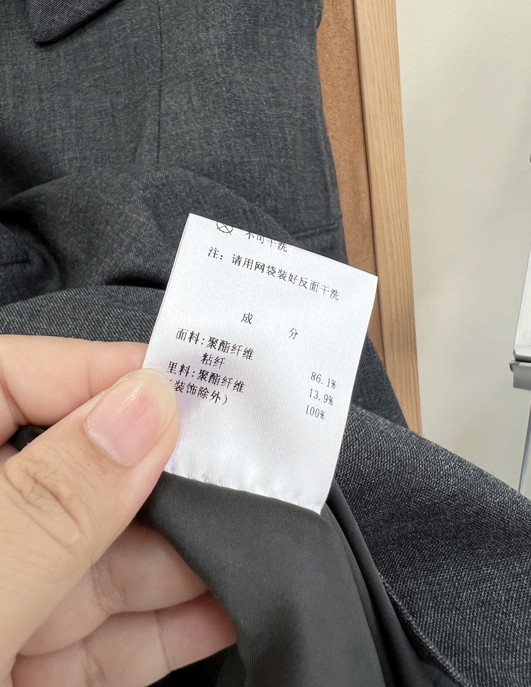 🆕AIVEI26SS新款艾薇千金风镶钻蝴蝶结无袖连衣裙✨V型双肩包边手工镶钻，整圈由精致水钻手工缝制，顺