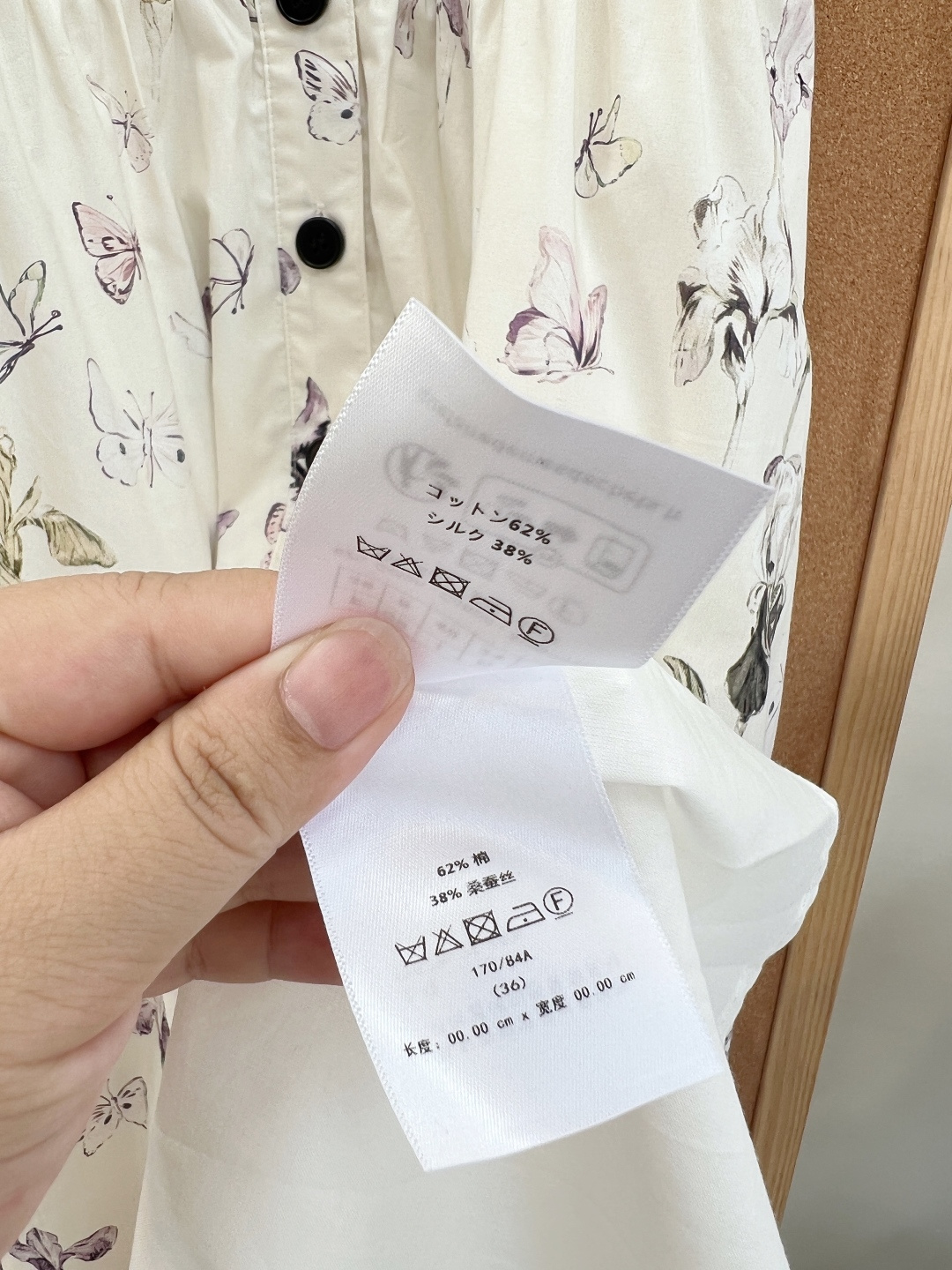 🆕DIOR26新款碎花棉布吊带中长连衣裙 方领宽肩带设计，修饰肩颈线条，不挑肩型；高腰线+A字中长裙摆，
