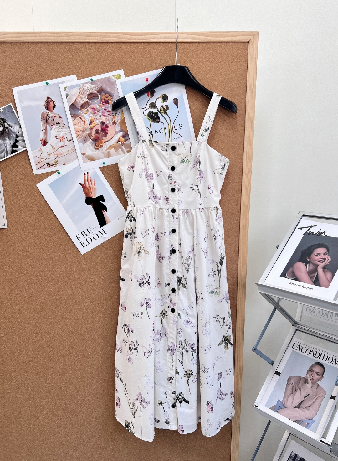 NO:876694,DIOR26 new floral cotton suspender midi dress  The wide shoulder strap design of the square collar modifies the shoulder and neck lines and does not pick up the shoulder shape; the high waistline + A-line mid-length skirt hides the flesh and makes you look slimmer. The refreshing and breathable cotton-like fabric is draped and stylish and is not easy to wrinkle. It has a soft focus texture, which is comfortable and skin-friendly. The 'Purple Butterfly Iris' style is fresh and romantic, with butterfly and iris prints bringing a smart and fairy spirit; the 'Pink Rose' style is gentle and healing, with low saturation pink rose prints that are gentle to the heart!  These two floral skirts directly weld the spring and summer atmosphere to your body!  All three standards are complete, and the goods will be shipped in large quantities!  Size sml,,dior,skirts,19860909DIOR26新款碎花棉布吊带中长连衣裙 方领宽肩带设计,修饰肩颈线条,不挑肩型；高腰线+A字中长裙摆,藏肉显瘦,清爽透气的棉感面料,垂坠有型不易皱,自带柔焦质感,穿着舒适又亲肤.「紫蝶鸢尾」款清新又浪漫,蝴蝶和鸢尾印花自带灵动仙气；「粉玫瑰」款温柔又治愈,低饱和粉玫瑰印花温柔到心巴上！这两条碎花裙直接把春夏氛围感焊在身上了！三标齐全,大货出！ 尺码sml,,dior,skirts,,Women's clothing