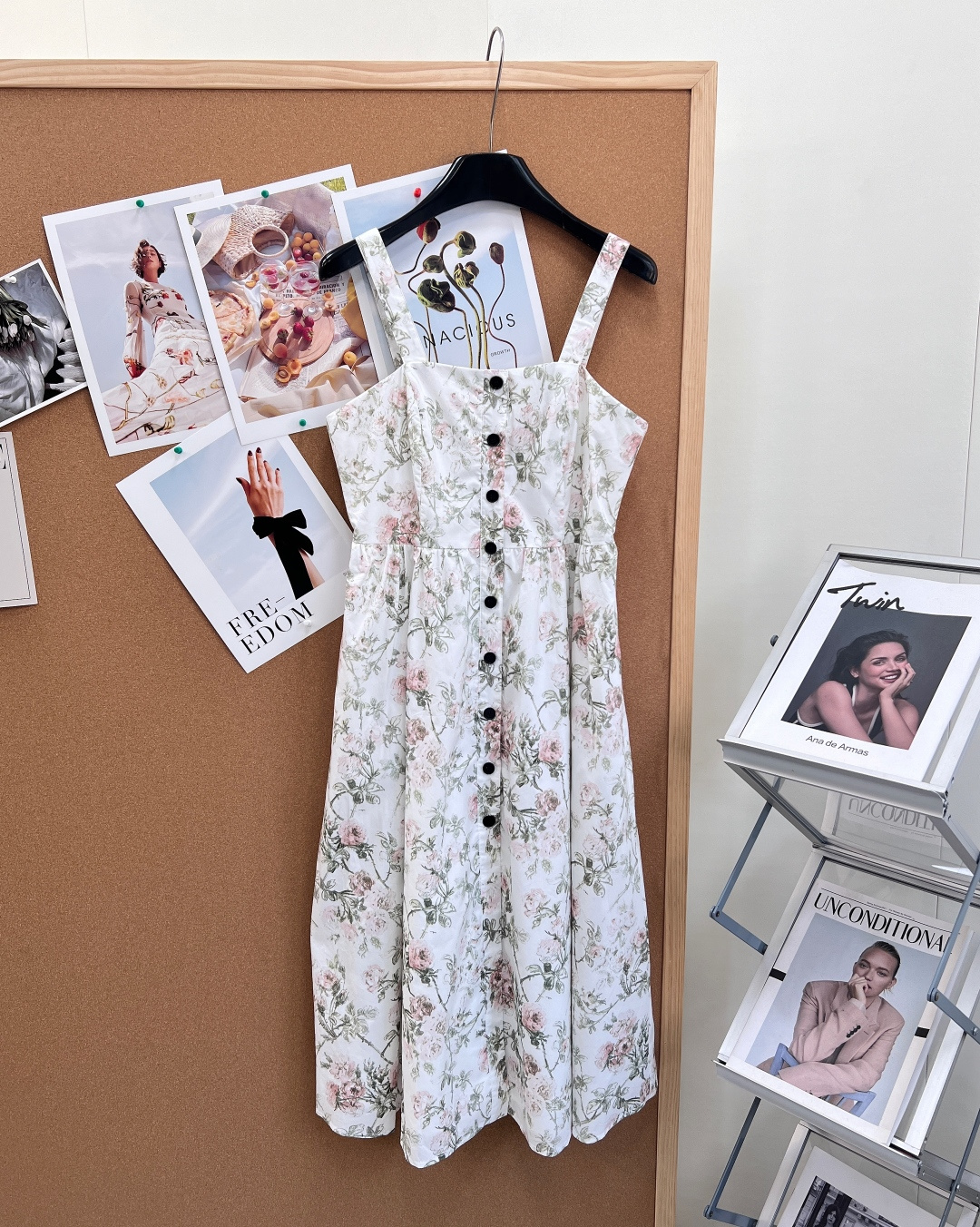 NO:876706,DIOR26 new floral cotton suspender midi dress  The wide shoulder strap design of the square collar modifies the shoulder and neck lines and does not pick up the shoulder shape; the high waistline + A-line mid-length skirt hides the flesh and makes you look slimmer. The refreshing and breathable cotton-like fabric is draped and stylish and is not easy to wrinkle. It has a soft focus texture, which is comfortable and skin-friendly. The 'Purple Butterfly Iris' style is fresh and romantic, with butterfly and iris prints bringing a smart and fairy spirit; the 'Pink Rose' style is gentle and healing, with low saturation pink rose prints that are gentle to the heart!  These two floral skirts directly weld the spring and summer atmosphere to your body!  All three standards are complete, and the goods will be shipped in large quantities!  Size sml,,dior,skirts,19860909DIOR26新款碎花棉布吊带中长连衣裙 方领宽肩带设计,修饰肩颈线条,不挑肩型；高腰线+A字中长裙摆,藏肉显瘦,清爽透气的棉感面料,垂坠有型不易皱,自带柔焦质感,穿着舒适又亲肤.「紫蝶鸢尾」款清新又浪漫,蝴蝶和鸢尾印花自带灵动仙气；「粉玫瑰」款温柔又治愈,低饱和粉玫瑰印花温柔到心巴上！这两条碎花裙直接把春夏氛围感焊在身上了！三标齐全,大货出！ 尺码sml,,dior,skirts,,Women's clothing