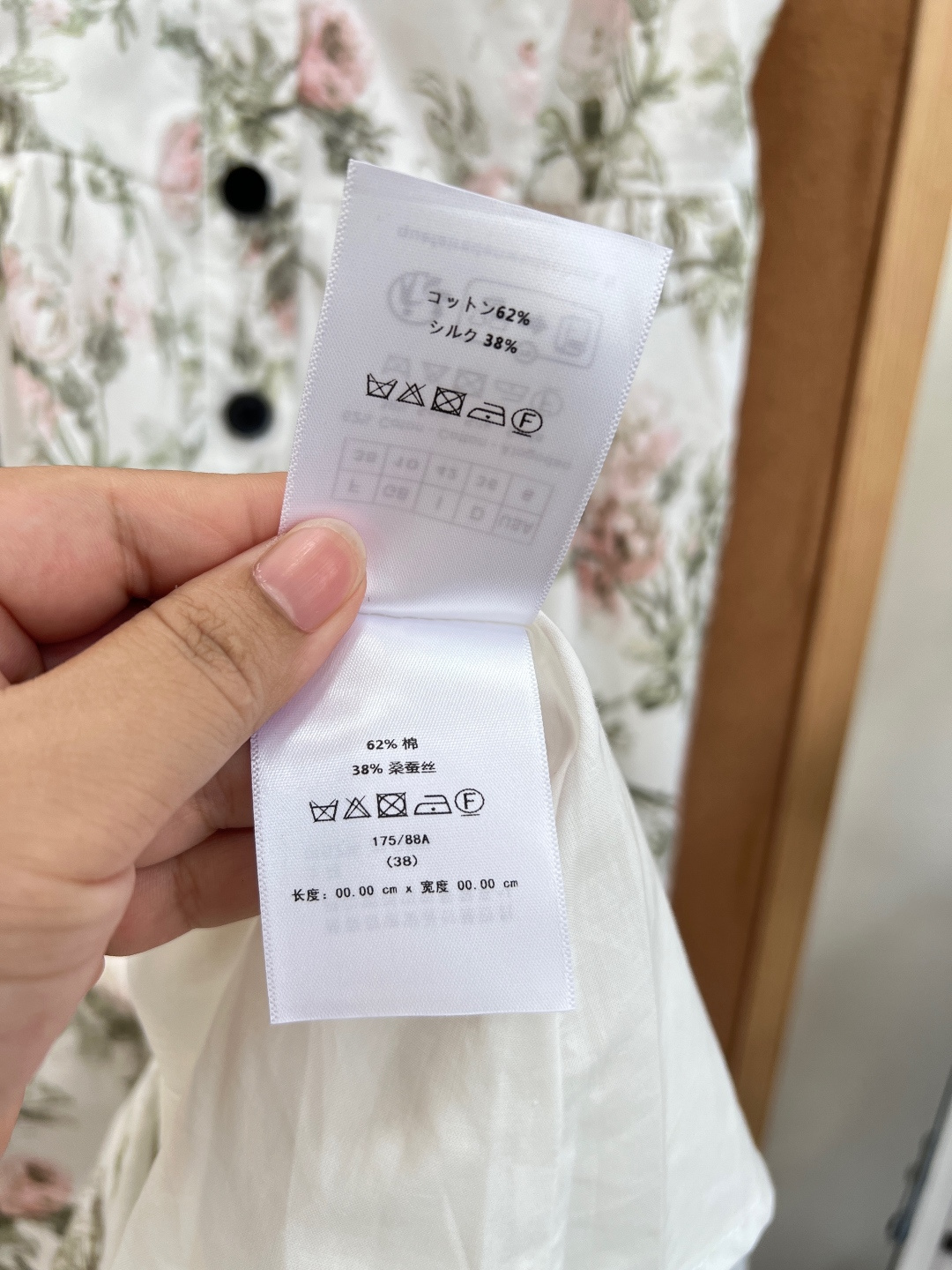 🆕DIOR26新款碎花棉布吊带中长连衣裙 方领宽肩带设计，修饰肩颈线条，不挑肩型；高腰线+A字中长裙摆，