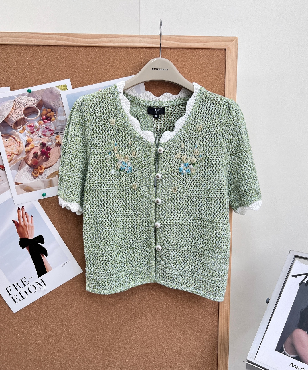 NO:876719,CHANEL's new small fragrance matcha green hollow short-sleeved knitted cardigan is made of mixed-color glitter hollow knitted yarn, green and white mixed yarn with fine glitter texture, large mesh hollow weaving method, breathable, light and not stuffy, suitable for spring and summer wear alone, and for interior matching in air-conditioned rooms; original custom-woven blended yarn material, soft and skin-friendly and not easy to deform.  - Wavy lace collar + cuffs with milky white contrasting color fungus wavy edges, replacing the conventional round neck, full of gentle French atmosphere, weakening the tough and fragrant version, adding a sweet feeling; - Hand-made bead embroidery, three-dimensional bead flower embroidery on the left and right sides of the body, hand-sewn blue + gold contrasting beads, scattered small flowers embellishment, exquisite heavy work, every pattern detail is naturally scattered;  -The pearl round button placket is made of round imitation pearl buttons, which are bright and full. The single-row placket is easy to put on and take off. The short cut raises the waistline and optimizes the body proportions; -Short style with dropped shoulders and short sleeves, slightly loose. Dropped shoulder sleeves hide the flesh, short H version, friendly to small people, neat and tall.  Fresh matcha green color. It combines pastoral floral + classic small fragrance tailoring, taking into account the light luxury socialite and casual relaxation. It is a versatile short cardigan that is just in need in spring and summer. Complete with three standards, large quantities of goods!  Size sml,,chanel,T-shirt,19860909CHANEL新款小香风抹茶绿镂空短袖针织开衫精选混色闪丝镂空针织纱线,绿白杂纺自带细闪肌理,大网眼镂空织法,透气轻薄不闷汗,春夏单穿、空调房搭内搭都适配；原版定织混纺纱料,软糯亲肤不易变形. -波浪花边领+袖口奶白撞色木耳波浪包边,替代常规圆领,温柔法式氛围感拉满,弱化硬朗小香版型,增添甜美感； -手工钉珠绣花衣身左右立体钉珠花卉刺绣,蓝+金撞色珠片手工缝制,错落小花点缀,精致重工,每一件花纹细节都自然错落； -珍珠圆扣门襟甄选圆润仿珍珠纽扣,亮泽饱满,单排开襟穿脱方便,短款剪裁拉高腰线,优化身材比例； -短款落肩短袖微宽松落肩袖藏拜拜肉,短款H版型,小个子友好,利落显高挑. 清新抹茶绿配色.融合田园碎花+经典小香剪裁,兼顾轻奢名媛与休闲松弛感,春夏刚需百搭短开衫.三标齐全,大货出！ 尺码sml,,chanel,T-shirt,,Women's clothing