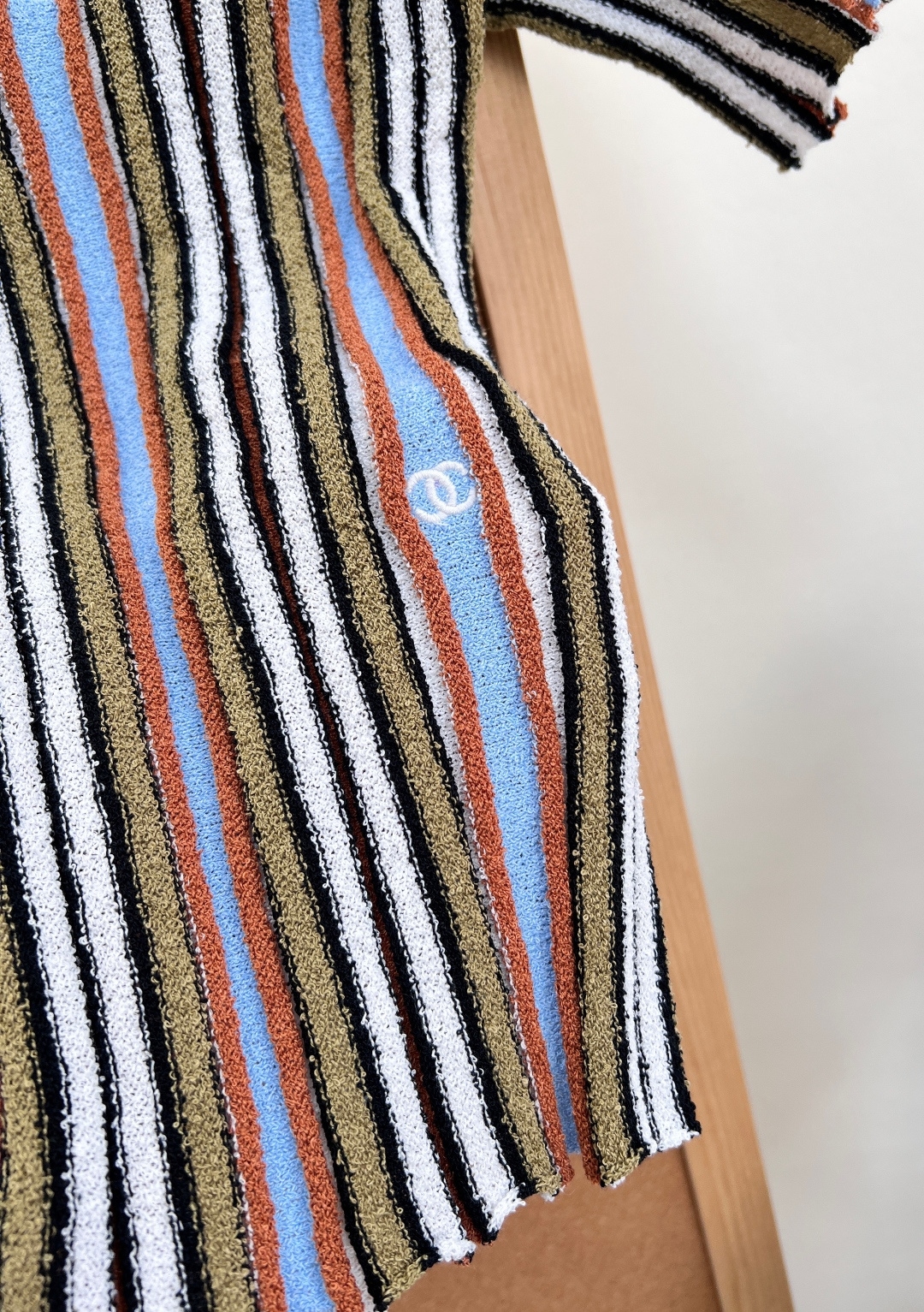 🆕CHANEL 26C Coco Beach系列撞色条纹一字肩针织上衣✨采用Coco Beach系列专属