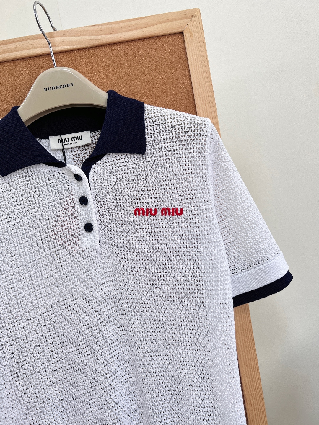 🆕MiuMiu26新款撞色镂空Polo针织短袖✨经典学院风重磅上新，原版定织网眼镂空针织面料，通体透气大
