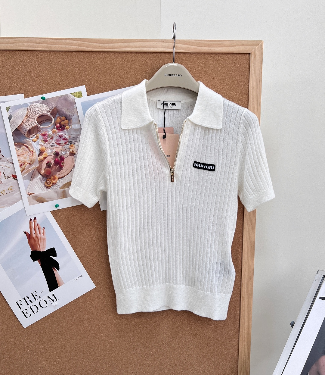 NO:876739,MiuMiu semi-valley vertical pit striped Polo knitted short-sleeved short-sleeve is a light luxury piece just for commuting. It selects fine and skin-friendly knitted yarns and uses a three-dimensional pit striped weave throughout the body to modify the body shape vertically and show slimming. The elasticity is comfortable and not tight, and the upper body is neat and proportional.  The classic small Polo lapel is paired with a metal zipper half placket design. The opening and closing of the collar can be freely adjusted to create different dressing atmospheres casually. The exquisite hardware enhances the overall texture. The black woven brand logo on the chest and small contrasting details are low-key and highly recognizable.  The short ribbed hem + simple short-sleeved tailoring optimizes the waistline to make you look taller and slimmer. The soft and breathable knitted fabric is suitable for spring and summer. It is suitable for daily commuting, dating, afternoon tea, and casual outings. It has a dual style of gentle Korean style + light luxury college. It is versatile and can be matched with all three items of knitted tops that are needed in the wardrobe. It is a big deal!  Size sml,,miumiu,T-shirt,19860909MiuMiu半开襟竖坑条Polo针织短袖轻奢通勤刚需款,甄选细腻亲肤针织纱线,全身立体竖坑条织法,纵向修饰身形、显瘦藏肉,弹力舒适不紧绷,上身利落显比例. 经典小Polo翻领搭配金属拉链半开襟设计,可自由调节领口开合度,随性打造不同穿搭氛围,精致五金提升整体质感.胸口黑色织唛品牌标识,撞色小细节低调点睛,辨识度拉满. 短款罗纹收摆+简约短袖剪裁,优化腰线显高显瘦,软糯透气的针织面料适配春夏.日常通勤、约会下午茶、休闲出游都适配,温柔韩系+轻奢学院双风格,百搭不出错,衣橱刚需针织上衣三标齐全,大货出！ 尺码sml,,miumiu,T-shirt,,Women's clothing