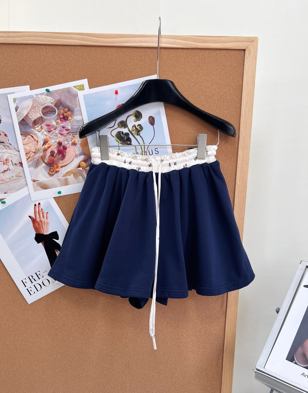 NO:877584,JOR's early spring lucky fruit floral waistband culottes, 26Ss high-end exclusive model, are made of soft and waxy draping knitted fabrics, which are skin-friendly and breathable, with natural drape. The skirt-style wide-leg tailoring flows elegantly when walking. It takes into account the softness of the skirt and the security of shorts. It does not wrinkle or deform easily after sitting for a long time.  1. The waistband has an ingenious lace pleated elastic waist + white drawstring to freely adjust the waist. The waist is embedded with exquisite lucky fruit small floral prints. The sweet atmosphere hidden in the details breaks the dullness of solid colors. 2. The culottes have an A-line umbrella-shaped wide hem and invisible built-in safety shorts design, which perfectly avoids the worry of exposure, hides the fat on the crotch and thighs, and is friendly to the pear-shaped figure.  3. Color selection: The classic navy blue background color is calm and durable, and the dark and light colors are versatile and suitable for commuting in early spring and leisure travel. The three standards are complete, and the goods are shipped in large quantities!  Size sml,,skirts,shorts,19860909JOR早春幸运果碎花腰头裤裙,26Ss高定独家款甄选软糯垂顺针织面料,触感亲肤透气,自带自然垂坠力,裙摆式阔腿剪裁走路随风飘逸,兼顾裙装柔美与短裤安全感,日常久坐不皱、不易变形. 1.腰头巧思花边褶皱松紧腰+白抽绳可自由调节腰围,腰边内嵌精致幸运果小碎花印花,藏在细节里的甜美氛围感,打破纯色沉闷. 2.裙裤版型A字伞状阔摆,隐形内置安全短裤设计,完美规避走光烦恼,藏胯藏大腿赘肉,梨形身材友好. 3.配色选择经典藏青底色沉稳耐看,深浅配色百搭不挑上衣,早春通勤、休闲出游全适配.三标齐全,大货出！ 尺码sml,,skirts,shorts,,Women's clothing