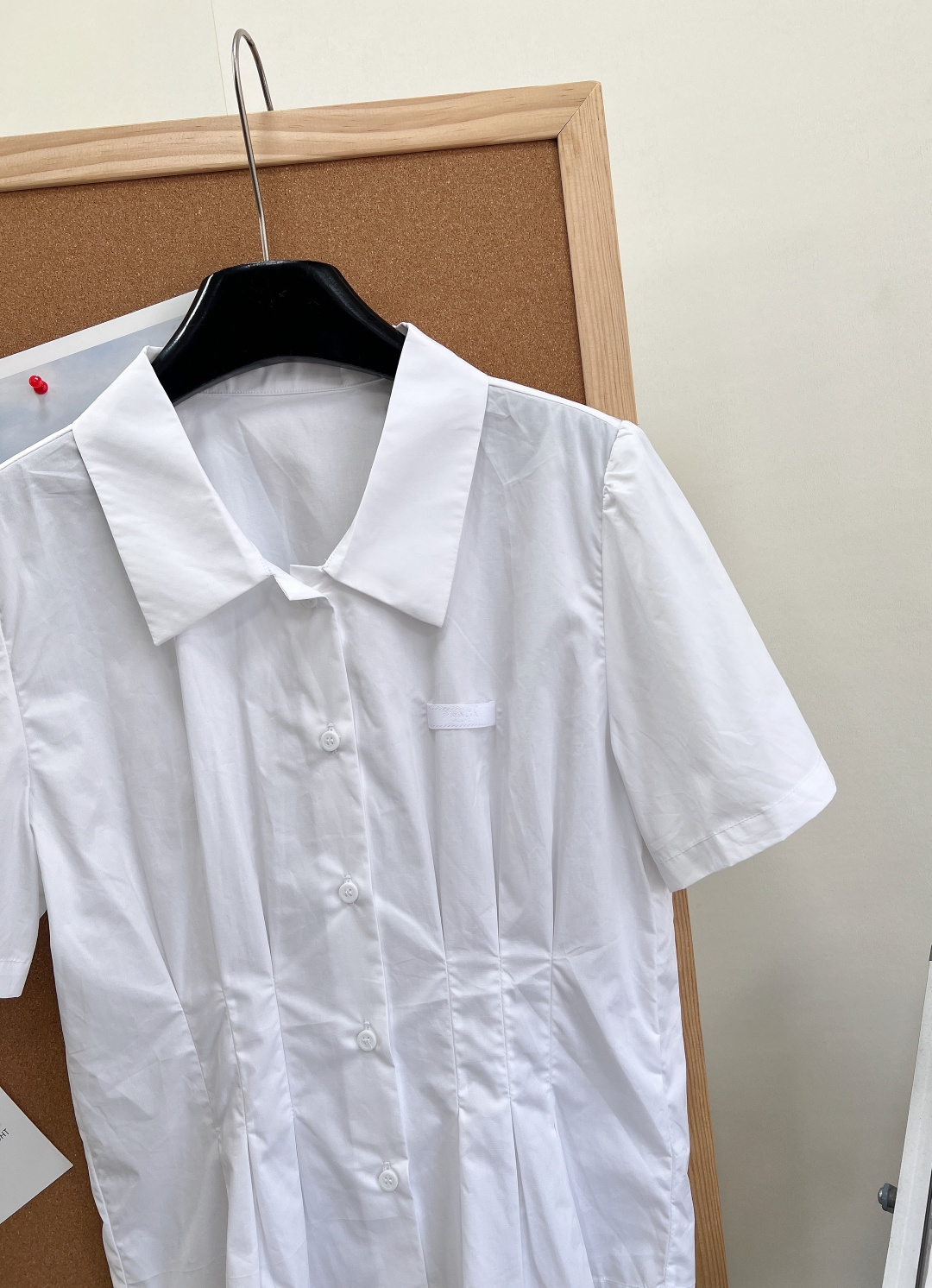 🆕Prada26Ss高版收腰短款白衬衫。甄选高支双股精梳棉，布面平整挺括、不易软塌起皱，透气排汗，盛夏贴