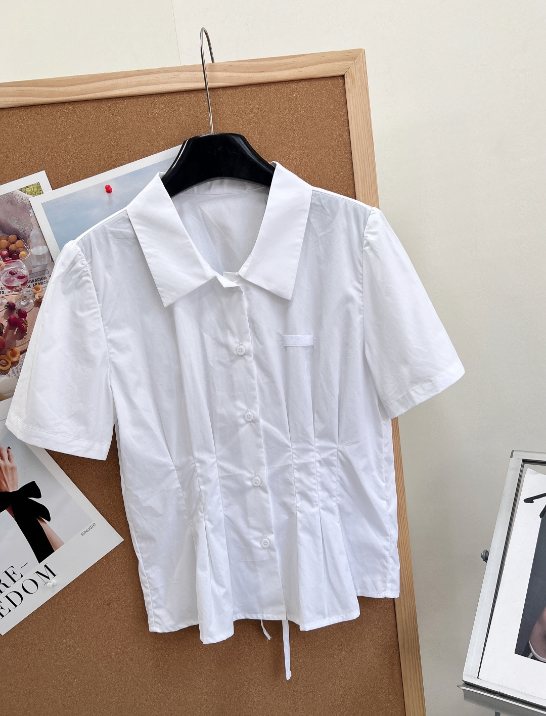 🆕Prada26Ss高版收腰短款白衬衫。甄选高支双股精梳棉，布面平整挺括、不易软塌起皱，透气排汗，盛夏贴